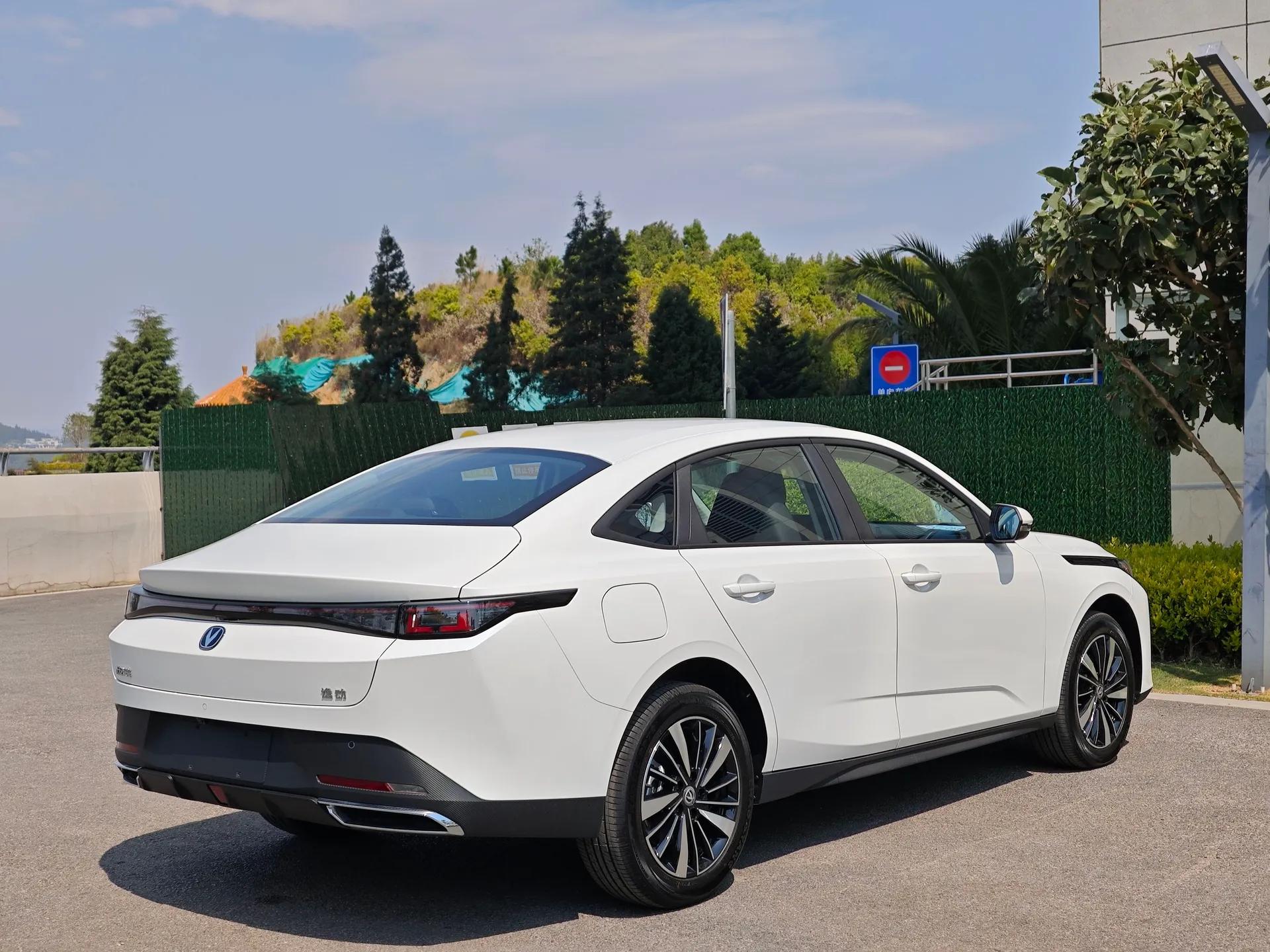 CHANGAN Eado PHEV 2025 Smart New Blue Whale 145KM High-Energy Edition — миниатюра 8