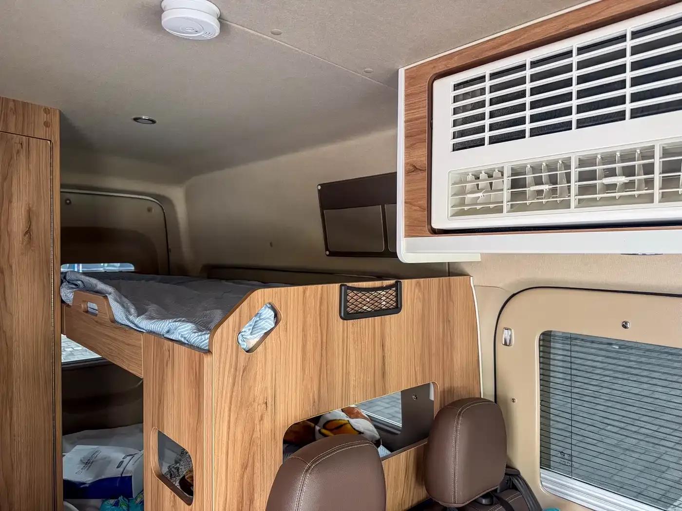 SAIC MAXUS V90 RV 2021 Model 2.0T Traveler V90 Self-propelled Class B Motorhome Luxury Version with Longitudinal Bed — миниатюра 26