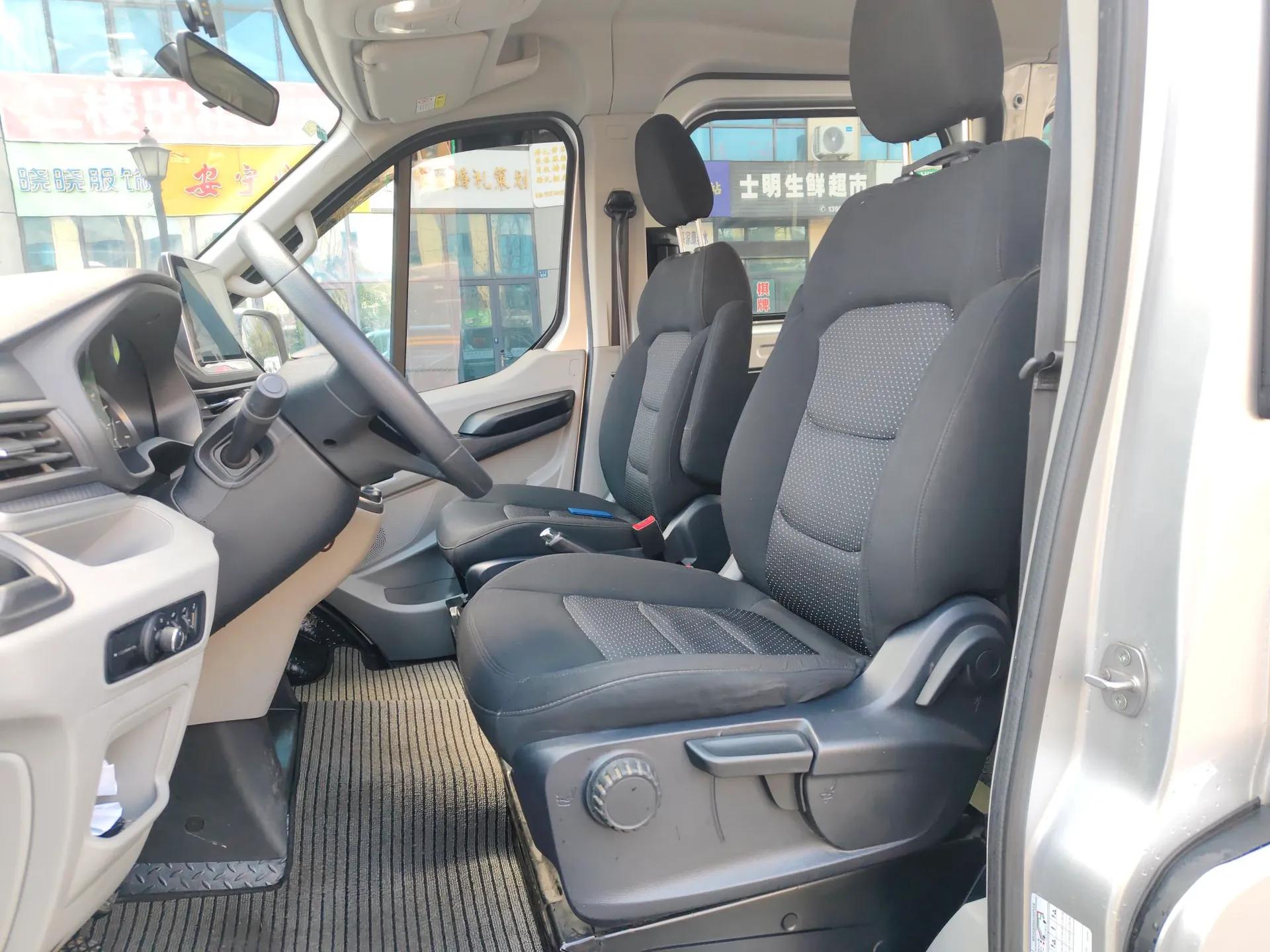 SAIC MAXUS Xintu V90 2022 2.0T Manual Zhiyun King Rear-Drive Short Wheelbase Mid-Roof Design with Single Rear Tire and 6 Seats — миниатюра 13