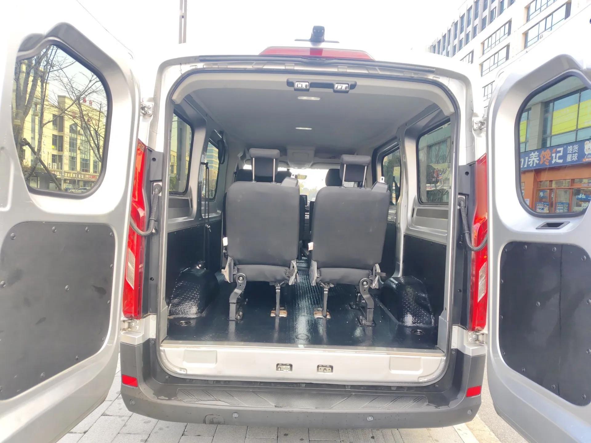 SAIC MAXUS Xintu V90 2022 2.0T Manual Zhiyun King Rear-Drive Short Wheelbase Mid-Roof Design with Single Rear Tire and 6 Seats — миниатюра 15
