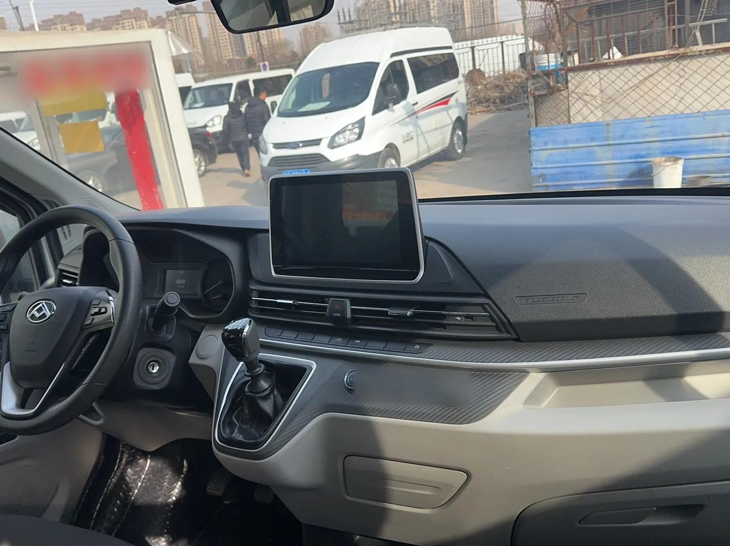 SAIC MAXUS Xintu V90 2022 2.0T Manual Zhiyun King Rear-Drive Short Wheelbase Mid-Roof Design with Single Rear Tire and 6 Seats — миниатюра 18