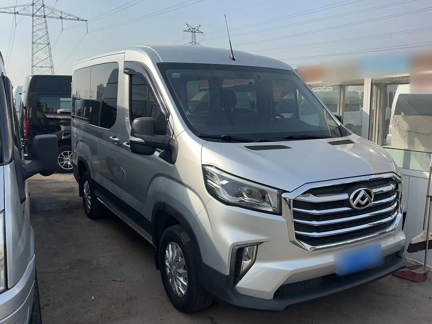 SAIC MAXUS Xintu V90 2022 2.0T Manual Zhiyun King Rear-Drive Short Wheelbase Mid-Roof Design with Single Rear Tire and 6 Seats — миниатюра 4