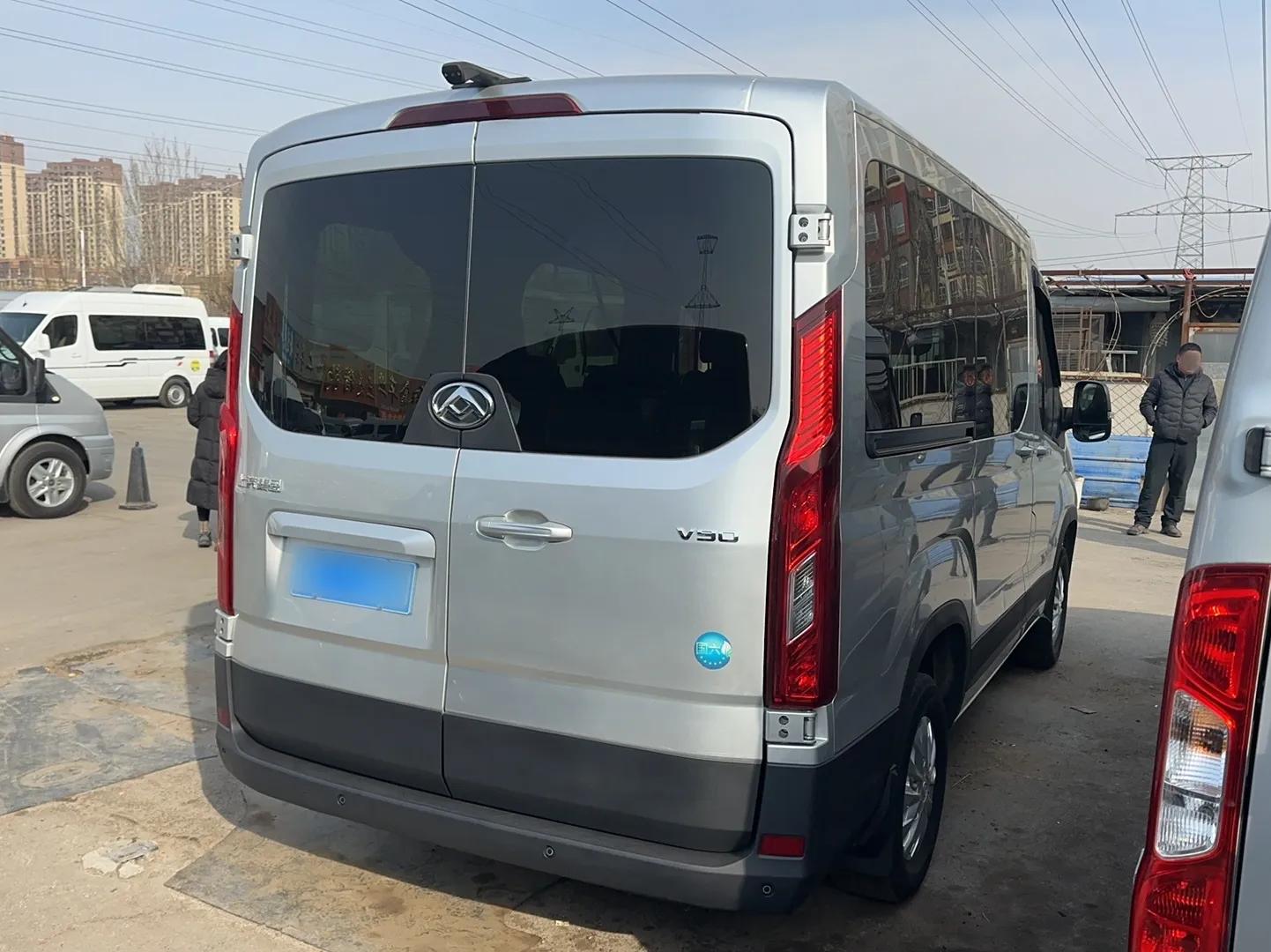 SAIC MAXUS Xintu V90 2022 2.0T Manual Zhiyun King Rear-Drive Short Wheelbase Mid-Roof Design with Single Rear Tire and 6 Seats — миниатюра 5