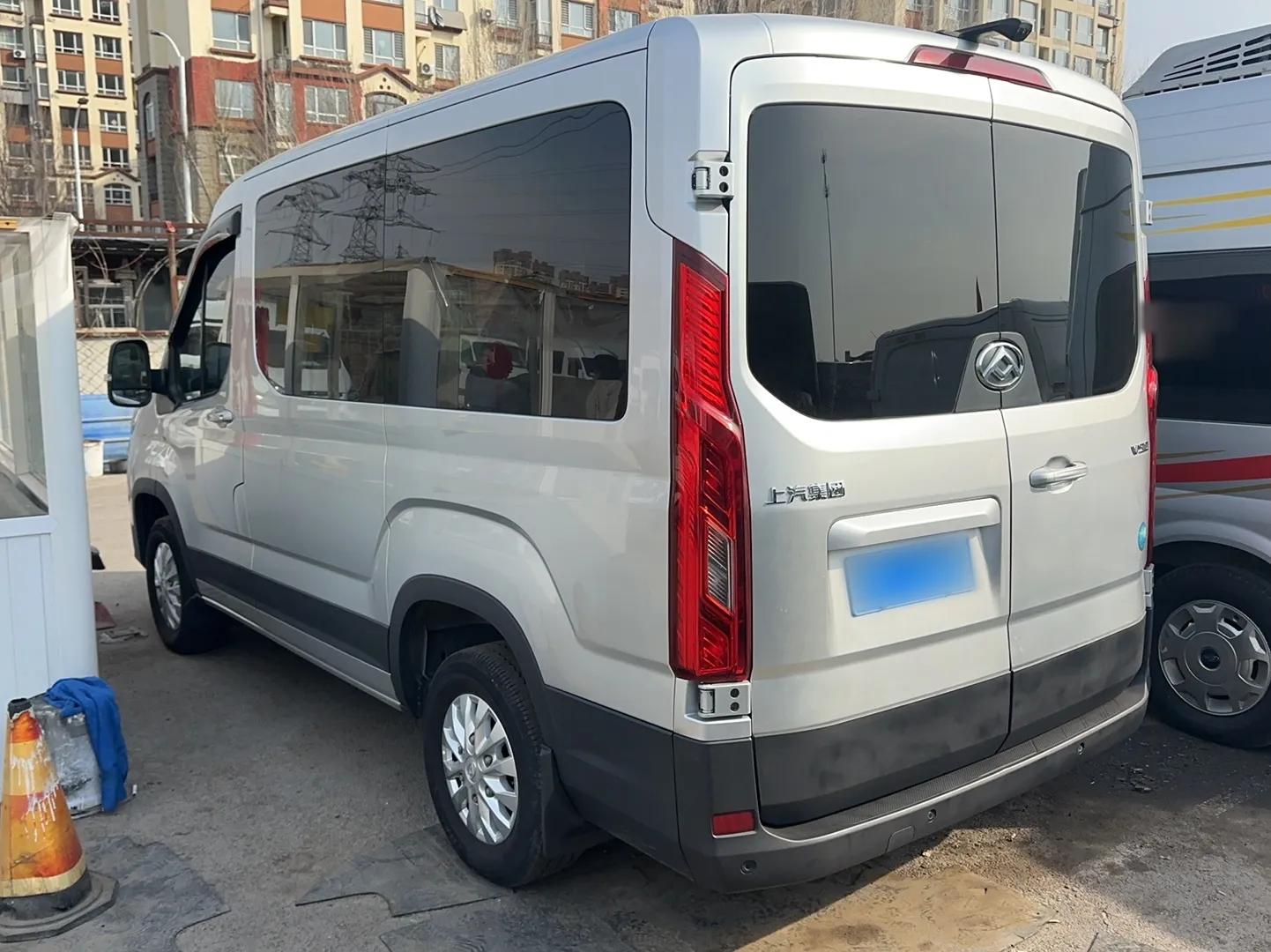 SAIC MAXUS Xintu V90 2022 2.0T Manual Zhiyun King Rear-Drive Short Wheelbase Mid-Roof Design with Single Rear Tire and 6 Seats — миниатюра 6