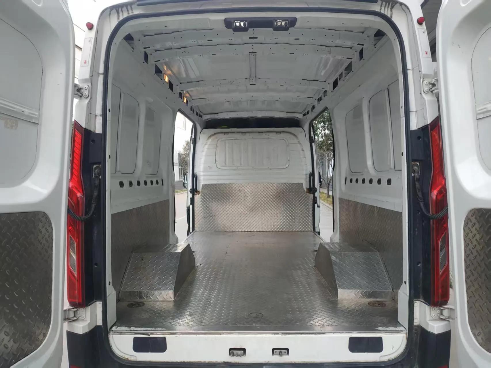 SAIC MAXUS Xintu V90 2022 2.0T Manual VAN Rear-Drive Extended Wheelbase High Roof with Dual Rear Tires 3-Seater — миниатюра 17