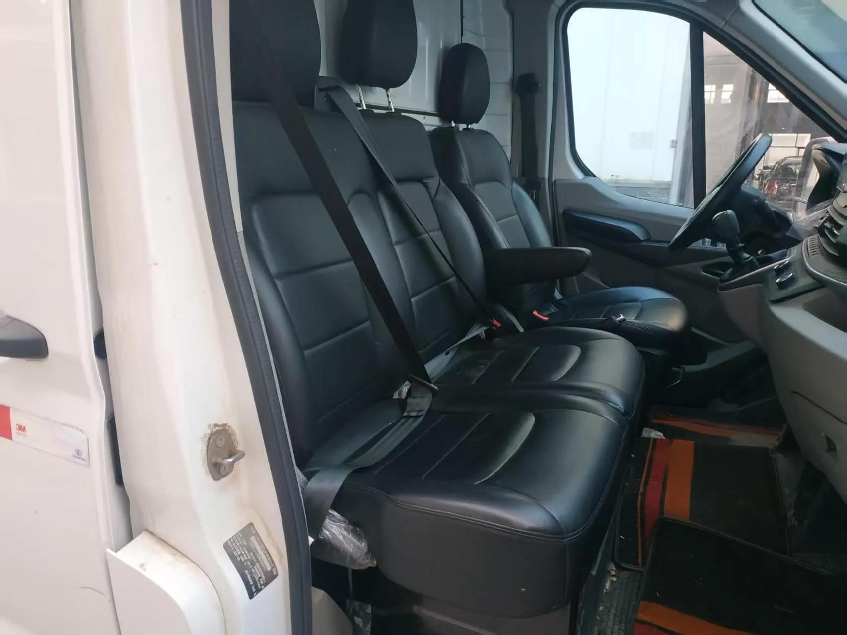 SAIC MAXUS Xintu V90 2022 2.0T Manual VAN Rear-Drive Extended Wheelbase High Roof with Dual Rear Tires 3-Seater — миниатюра 19