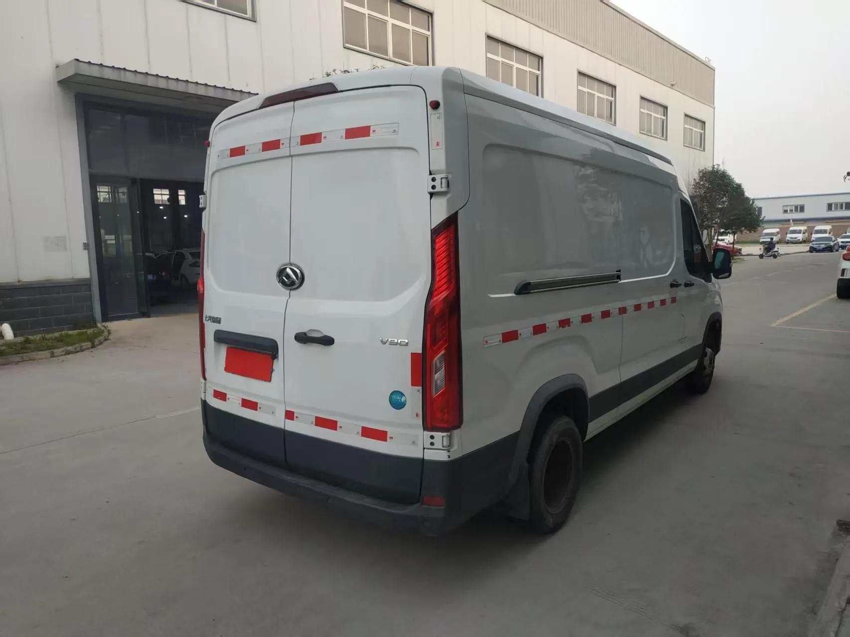 SAIC MAXUS Xintu V90 2022 2.0T Manual VAN Rear-Drive Extended Wheelbase High Roof with Dual Rear Tires 3-Seater — миниатюра 6