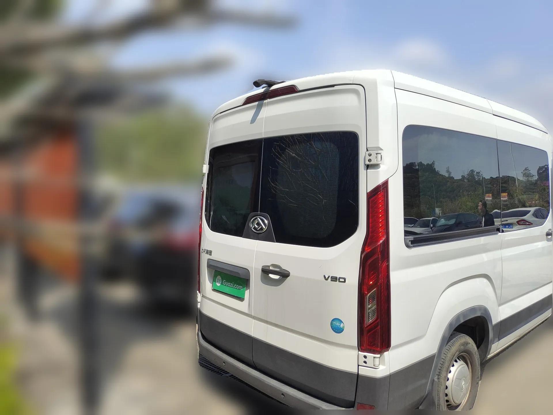SAIC MAXUS Xintu V90 2022 2.0T Manual Zhiyun King Rear-Drive Long Wheelbase High-Roof with Single Rear Tire—6/7 Seats — миниатюра 5