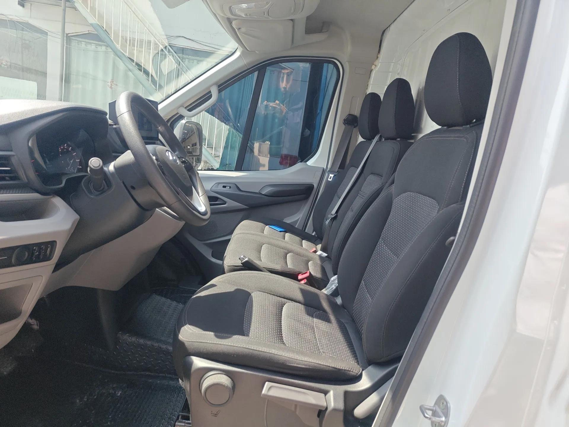 SAIC MAXUS Xintu V90 2024 Zhiyun 2.0T Manual Rear-Drive Extended-Wheelbase High-Roof Model with Dual Rear Tires and 3 Seats — миниатюра 16