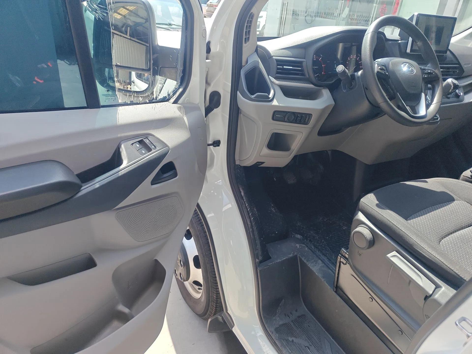 SAIC MAXUS Xintu V90 2024 Zhiyun 2.0T Manual Rear-Drive Extended-Wheelbase High-Roof Model with Dual Rear Tires and 3 Seats — миниатюра 17