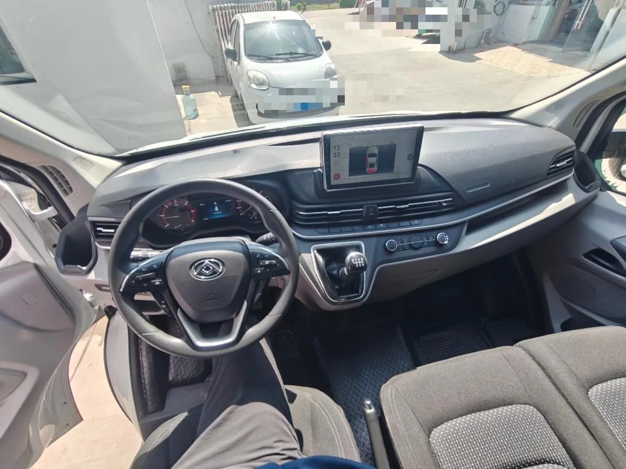 SAIC MAXUS Xintu V90 2024 Zhiyun 2.0T Manual Rear-Drive Extended-Wheelbase High-Roof Model with Dual Rear Tires and 3 Seats — миниатюра 10