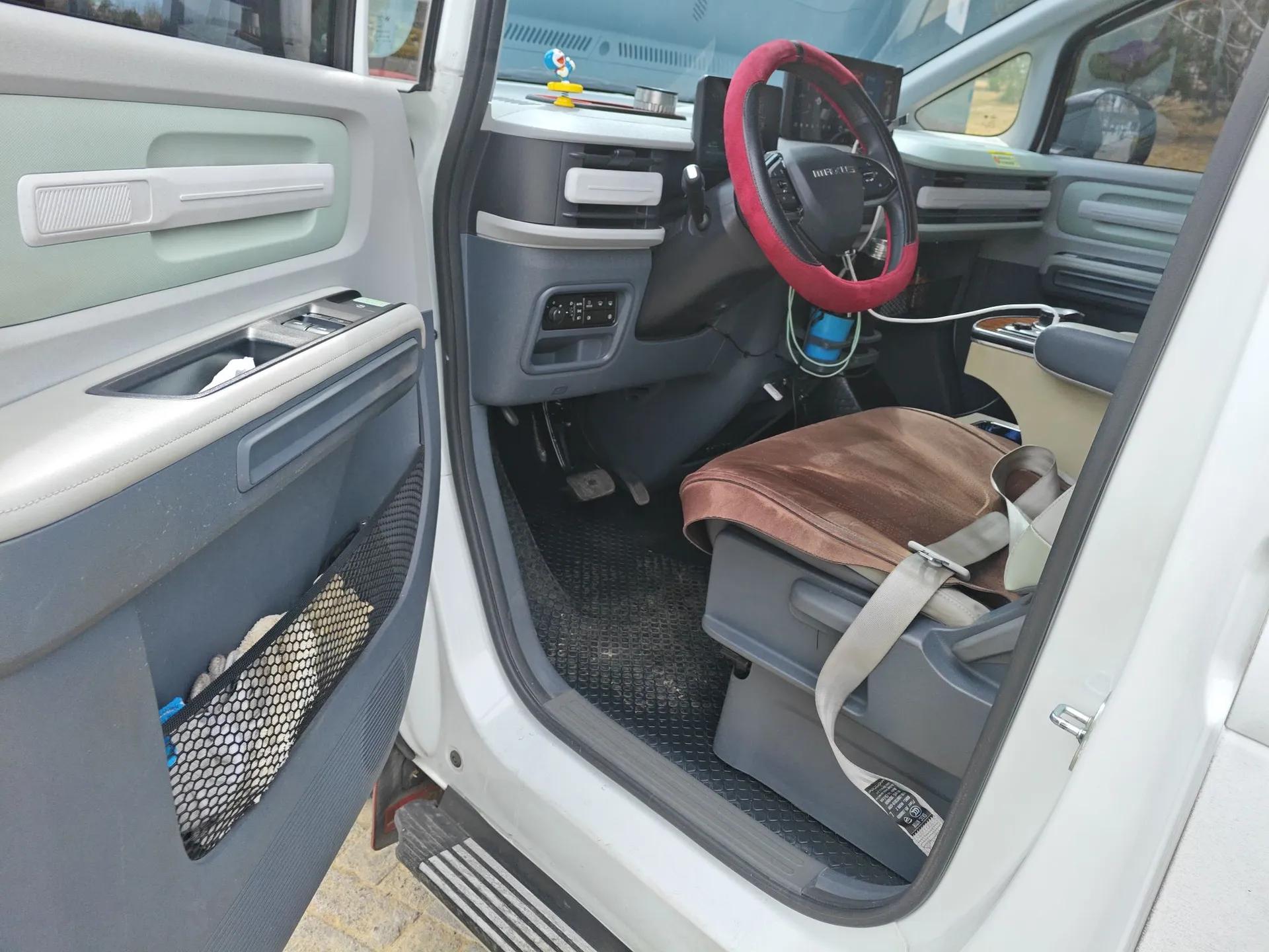 SAIC MAXUS Dana V1 2024 M1 Long-Wheelbase Low-Roof Passenger Version (64 kWh) — миниатюра 17