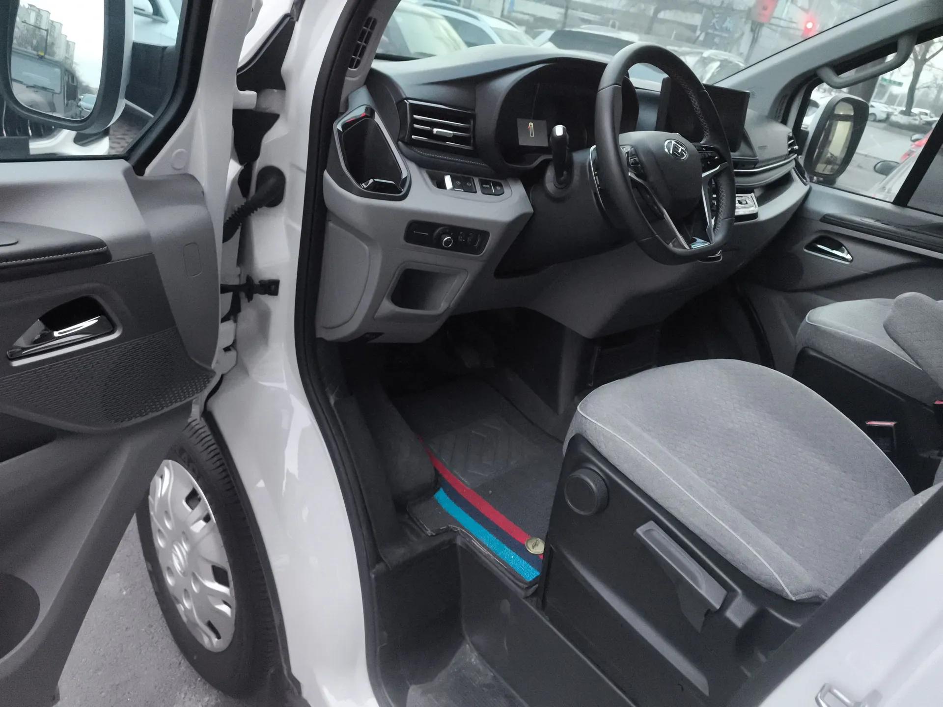SAIC MAXUS Xintu V70 2025 2.0T Automatic Short Wheelbase Ultra-Low Roof Elite Edition – 5/6 Seats — миниатюра 19