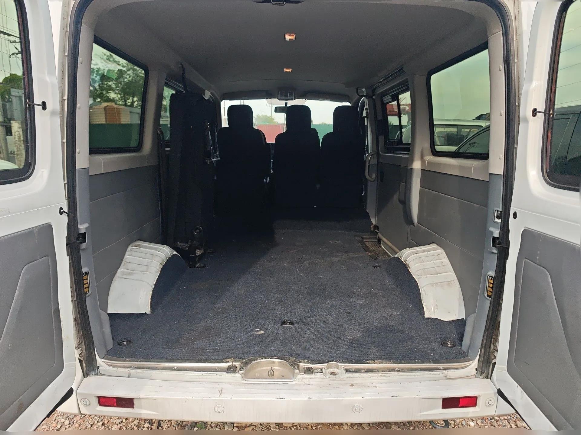 SAIC MAXUS Xintu EV80 2023 EV80 PLUS Multi-Functional Passenger Vehicle Short Wheelbase Low Roof — миниатюра 20