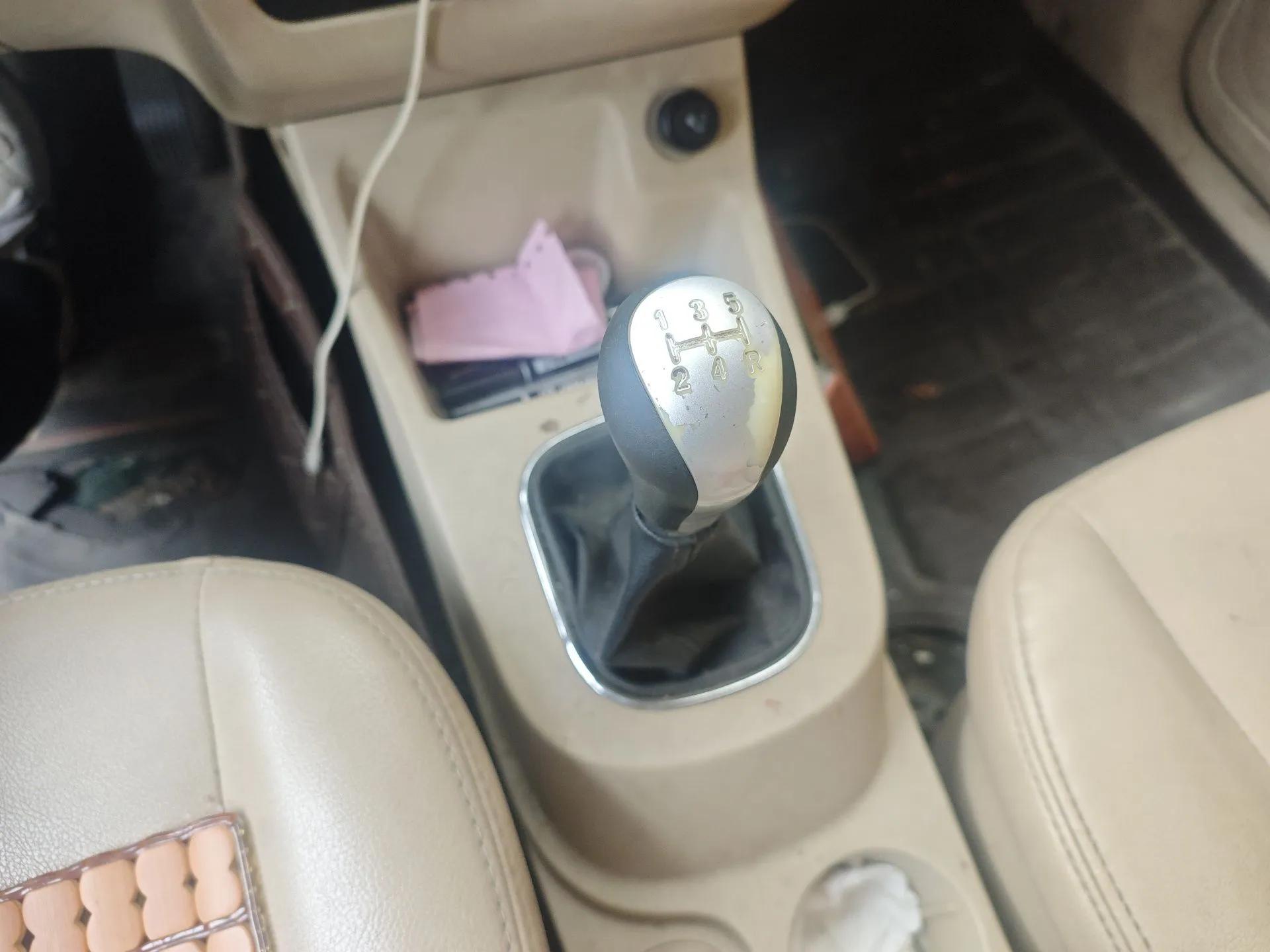 Dongfeng Fengon 370 2016 1.5L Manual Standard Edition SFG15-02 7 Seats — миниатюра 15
