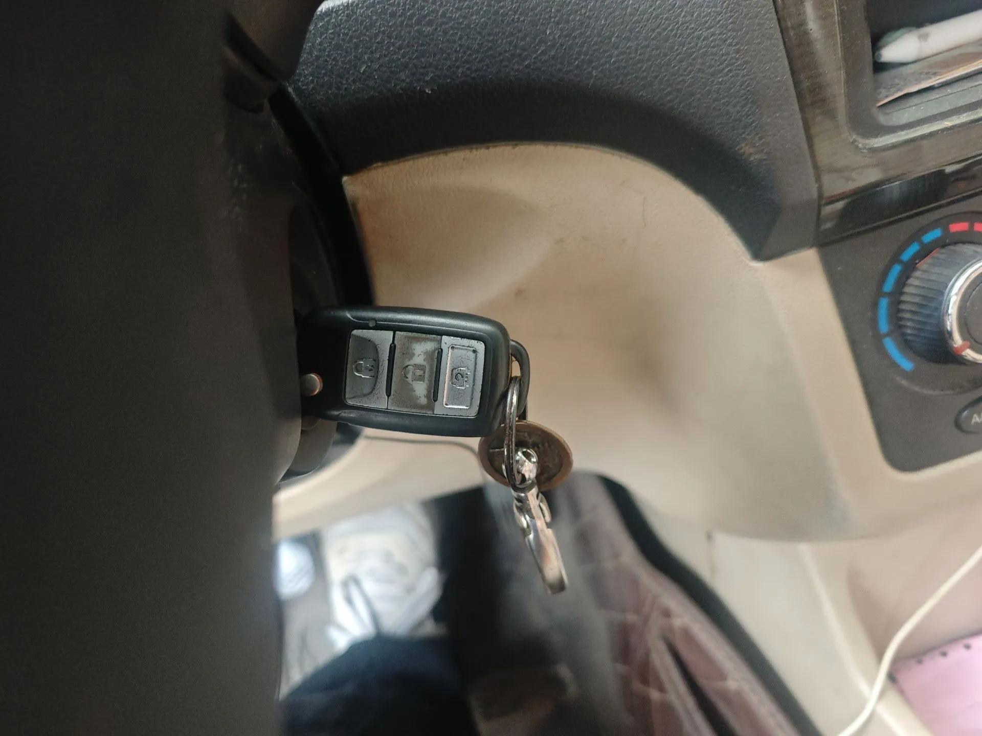 Dongfeng Fengon 370 2016 1.5L Manual Standard Edition SFG15-02 7 Seats — миниатюра 9