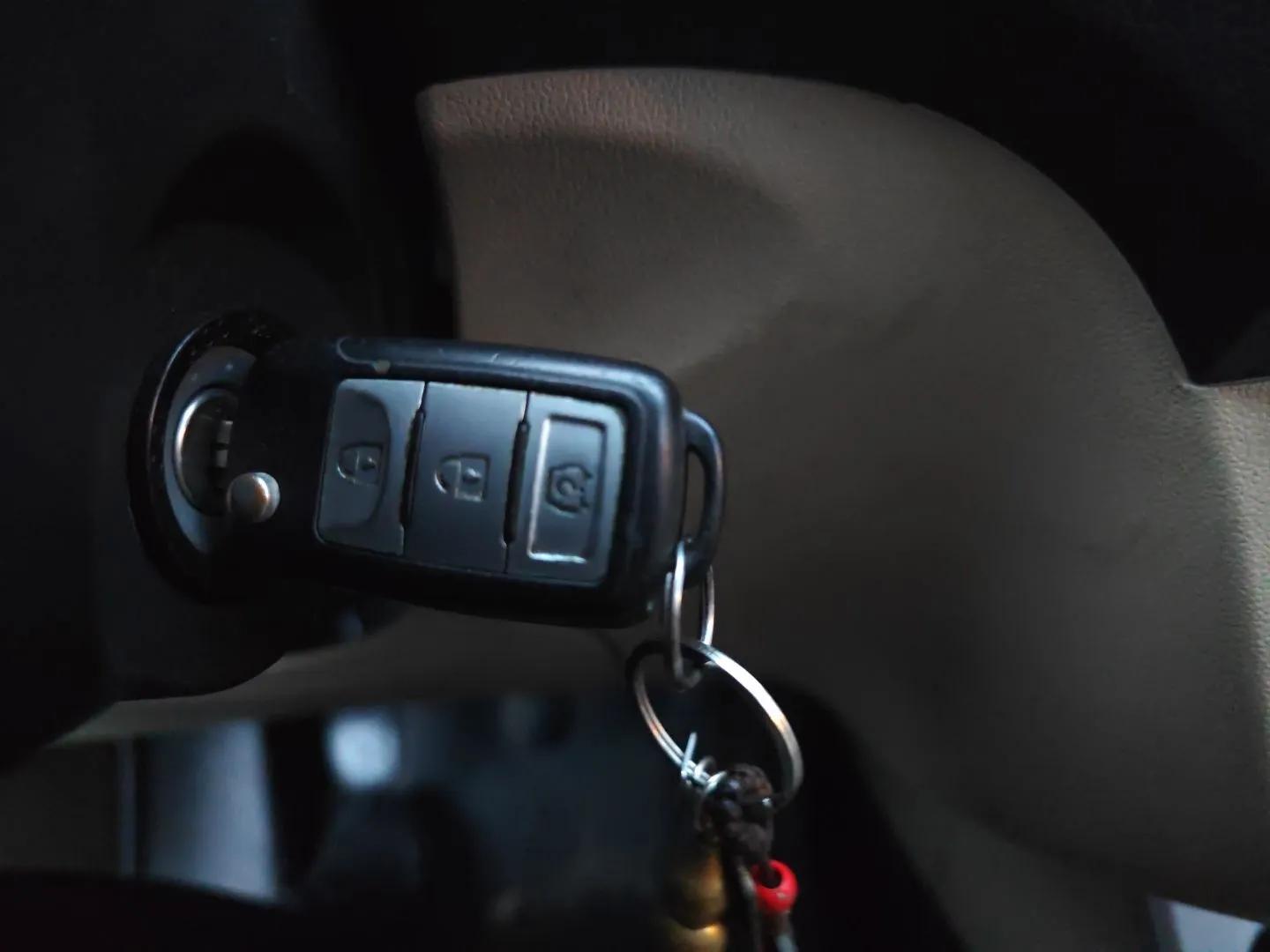 Dongfeng Fengon 2013 1.5L Manual Deluxe Model DK15 — миниатюра 9