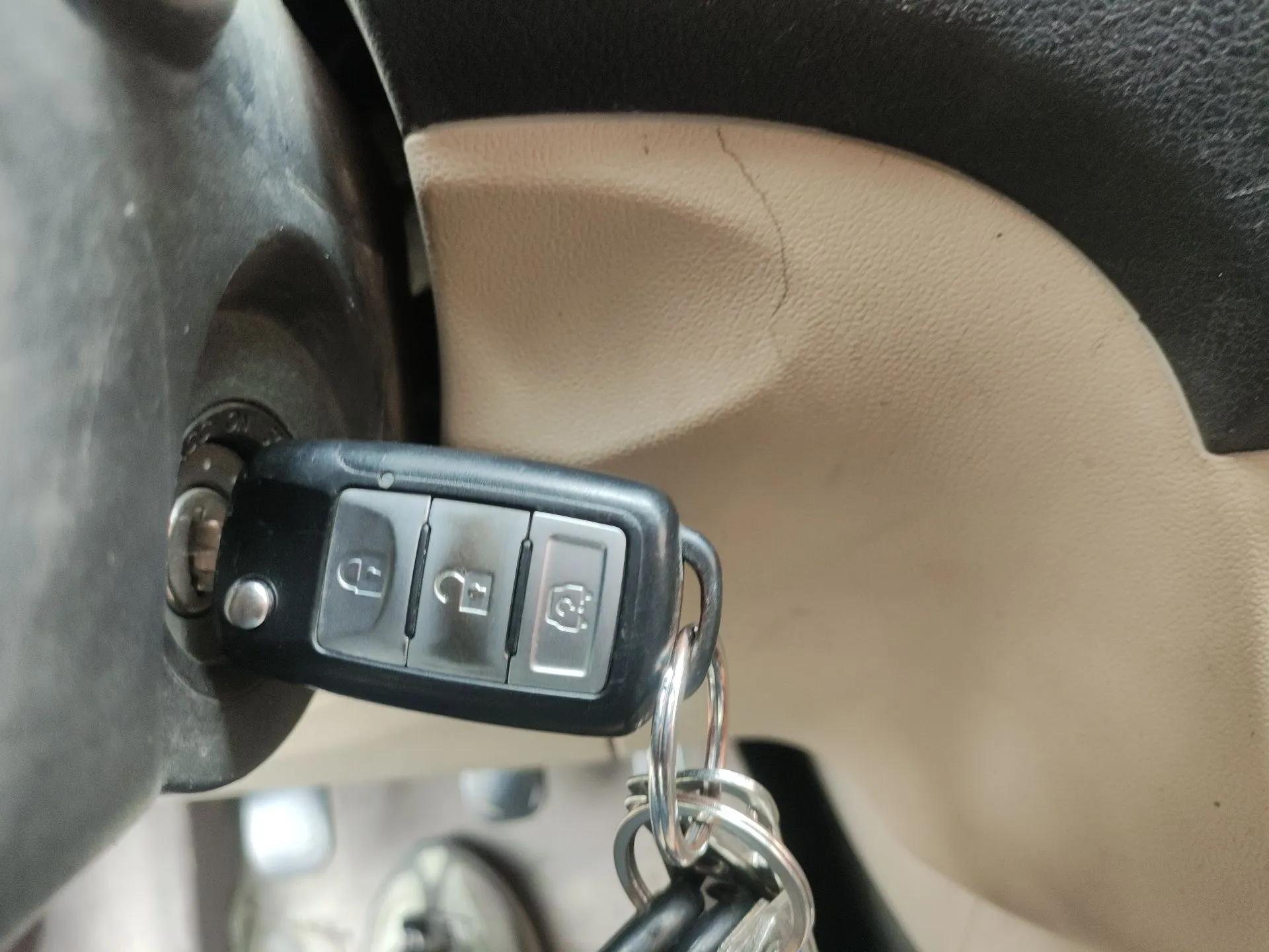 Dongfeng Fengon 350 2014 1.5L Manual Base Version — миниатюра 9