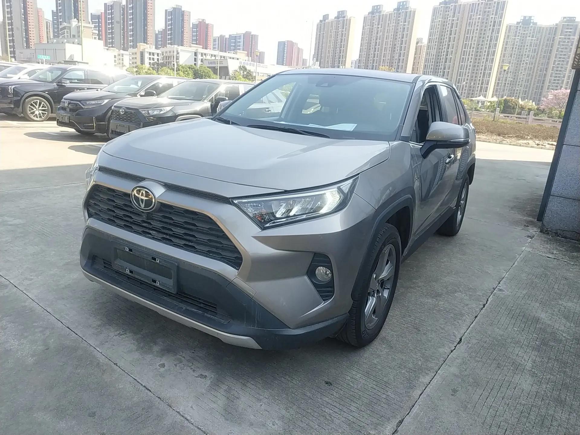 Toyota RAV4 2021 2.0L CVT Two-Wheel Drive Fashion Edition — миниатюра 1