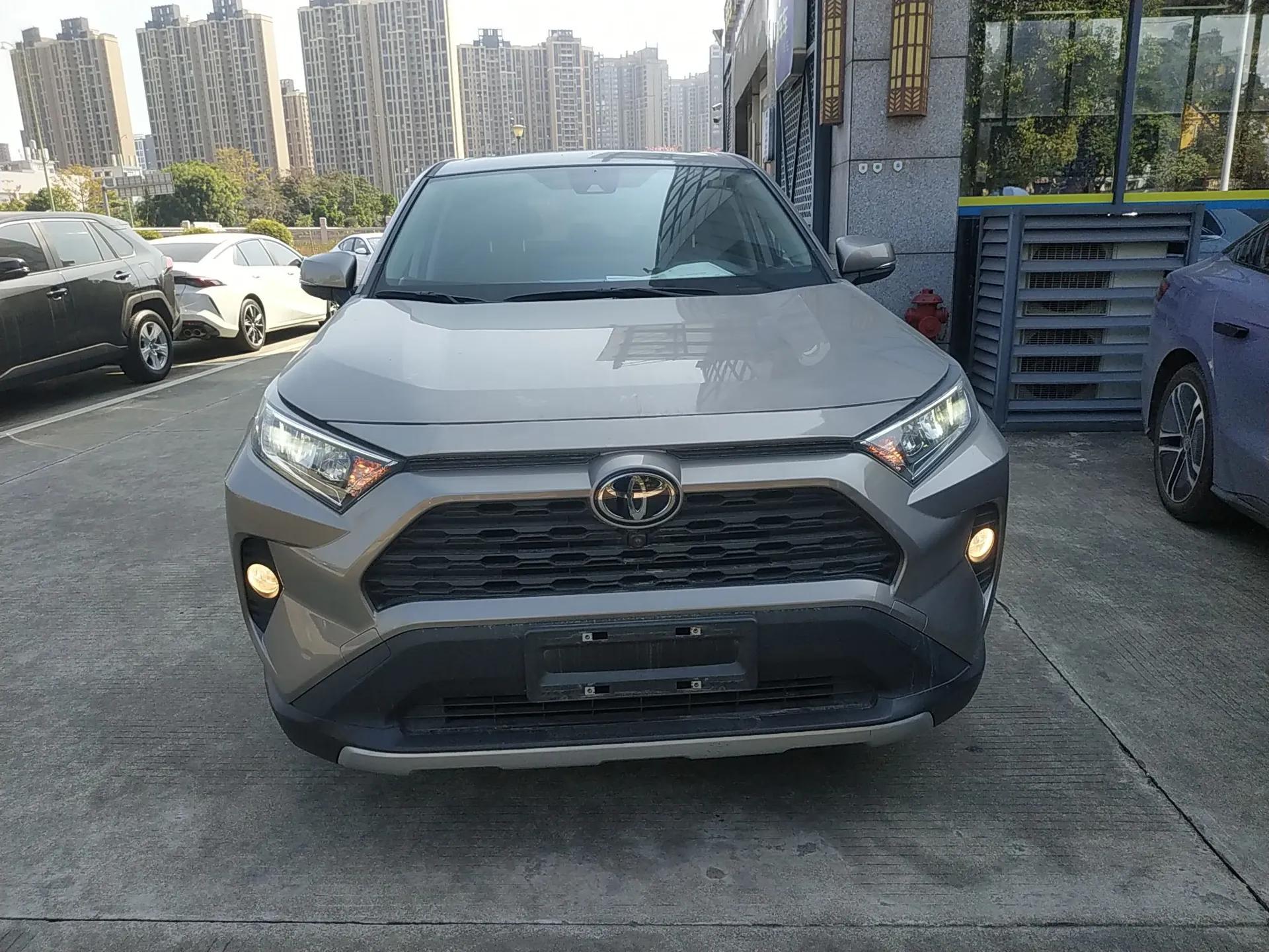 Toyota RAV4 2021 2.0L CVT Two-Wheel Drive Fashion Edition — миниатюра 2
