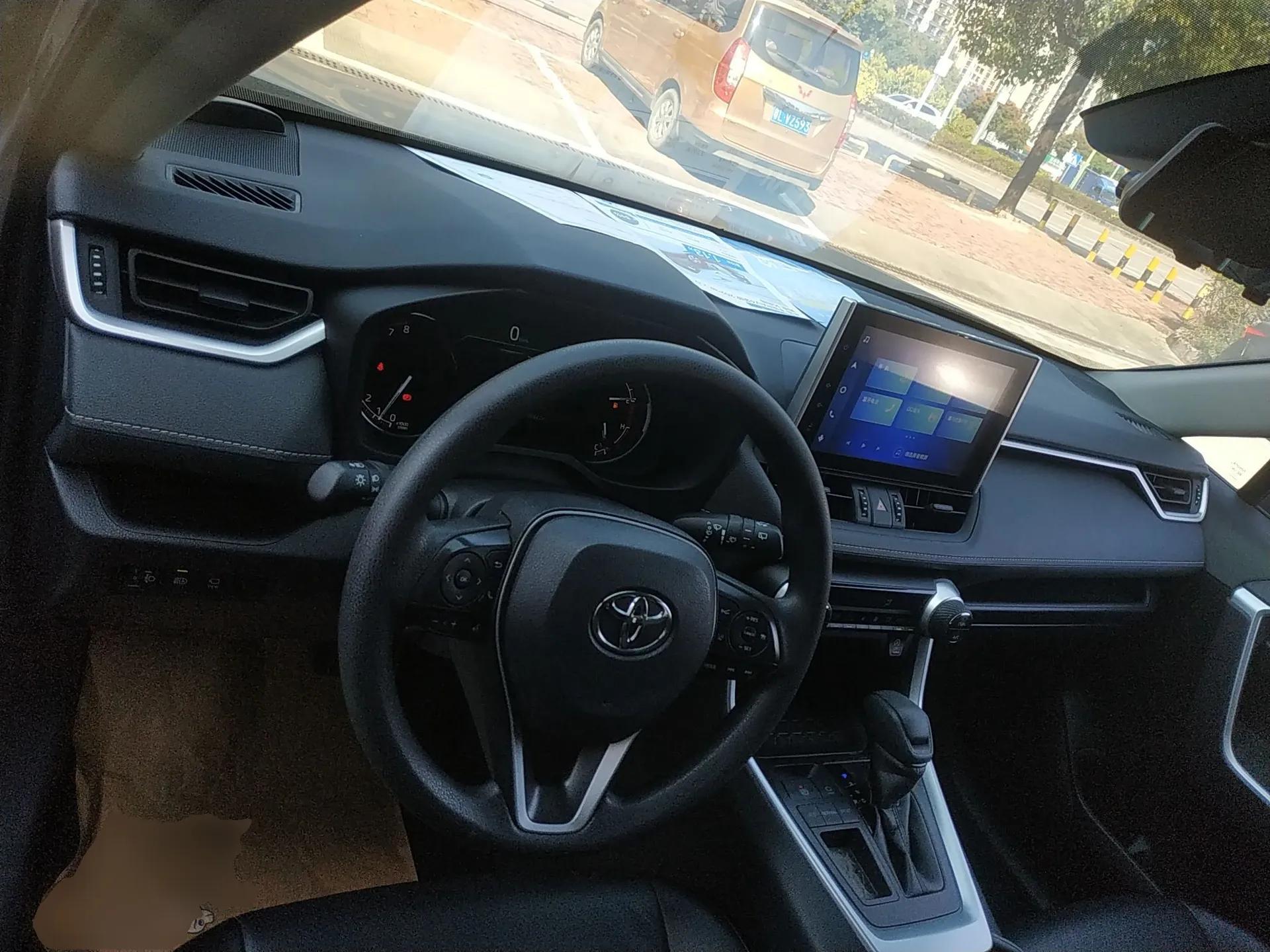 Toyota RAV4 2021 2.0L CVT Two-Wheel Drive Fashion Edition — миниатюра 13