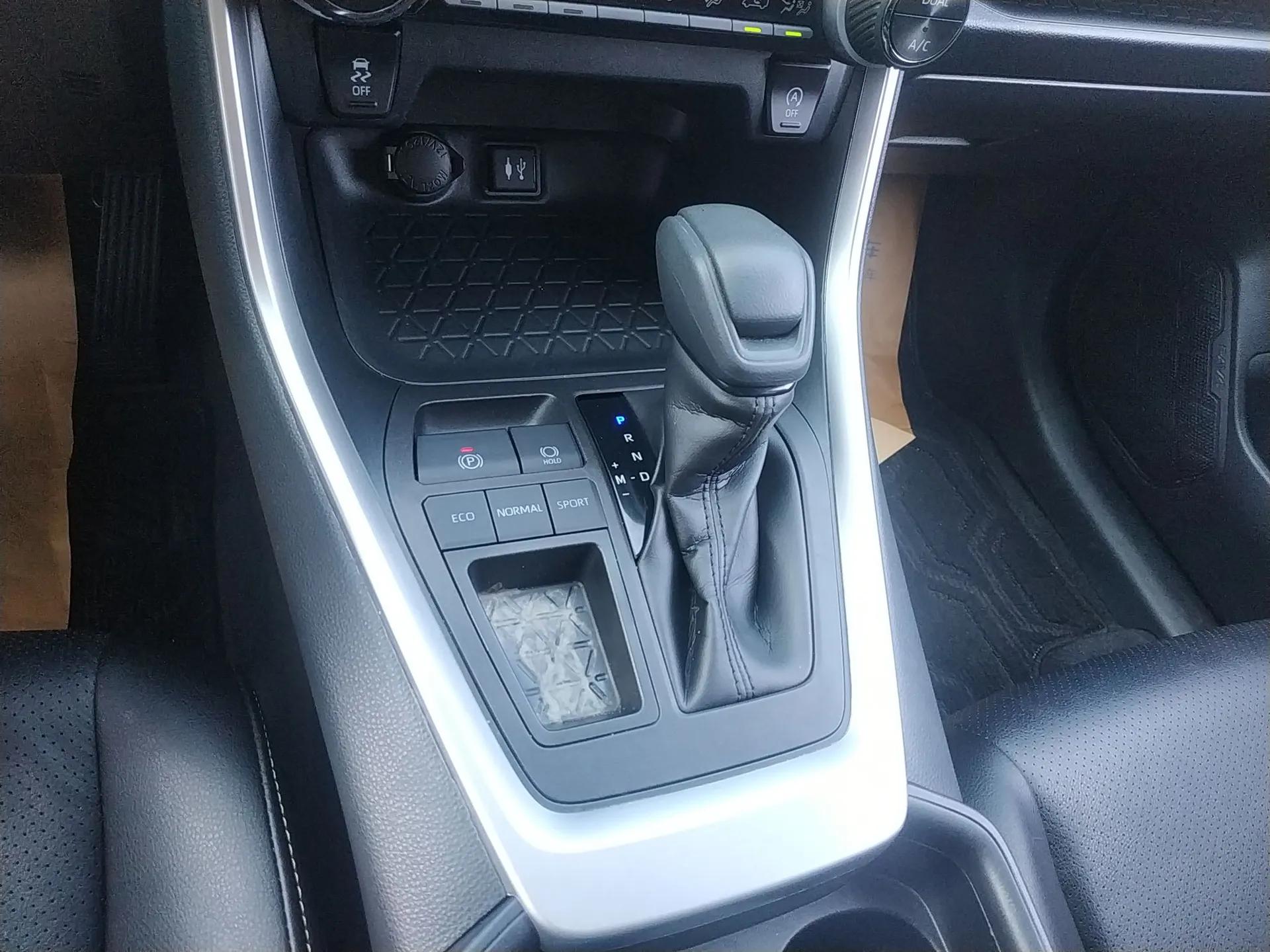 Toyota RAV4 2021 2.0L CVT Two-Wheel Drive Fashion Edition — миниатюра 17