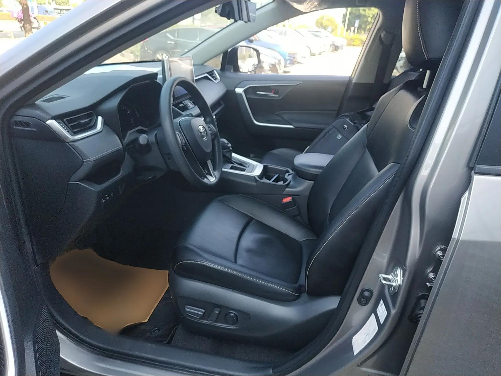 Toyota RAV4 2021 2.0L CVT Two-Wheel Drive Fashion Edition — миниатюра 18