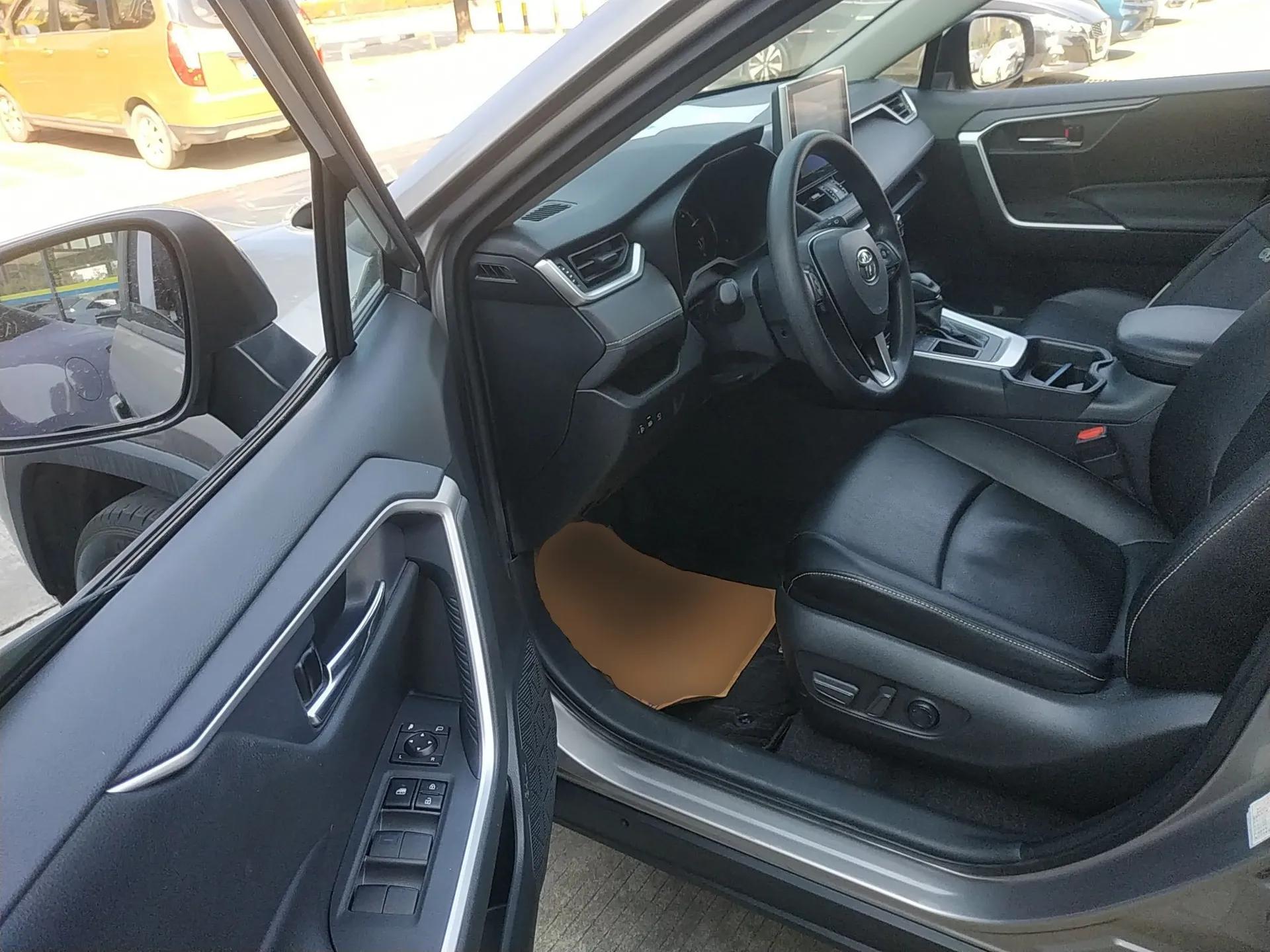 Toyota RAV4 2021 2.0L CVT Two-Wheel Drive Fashion Edition — миниатюра 19