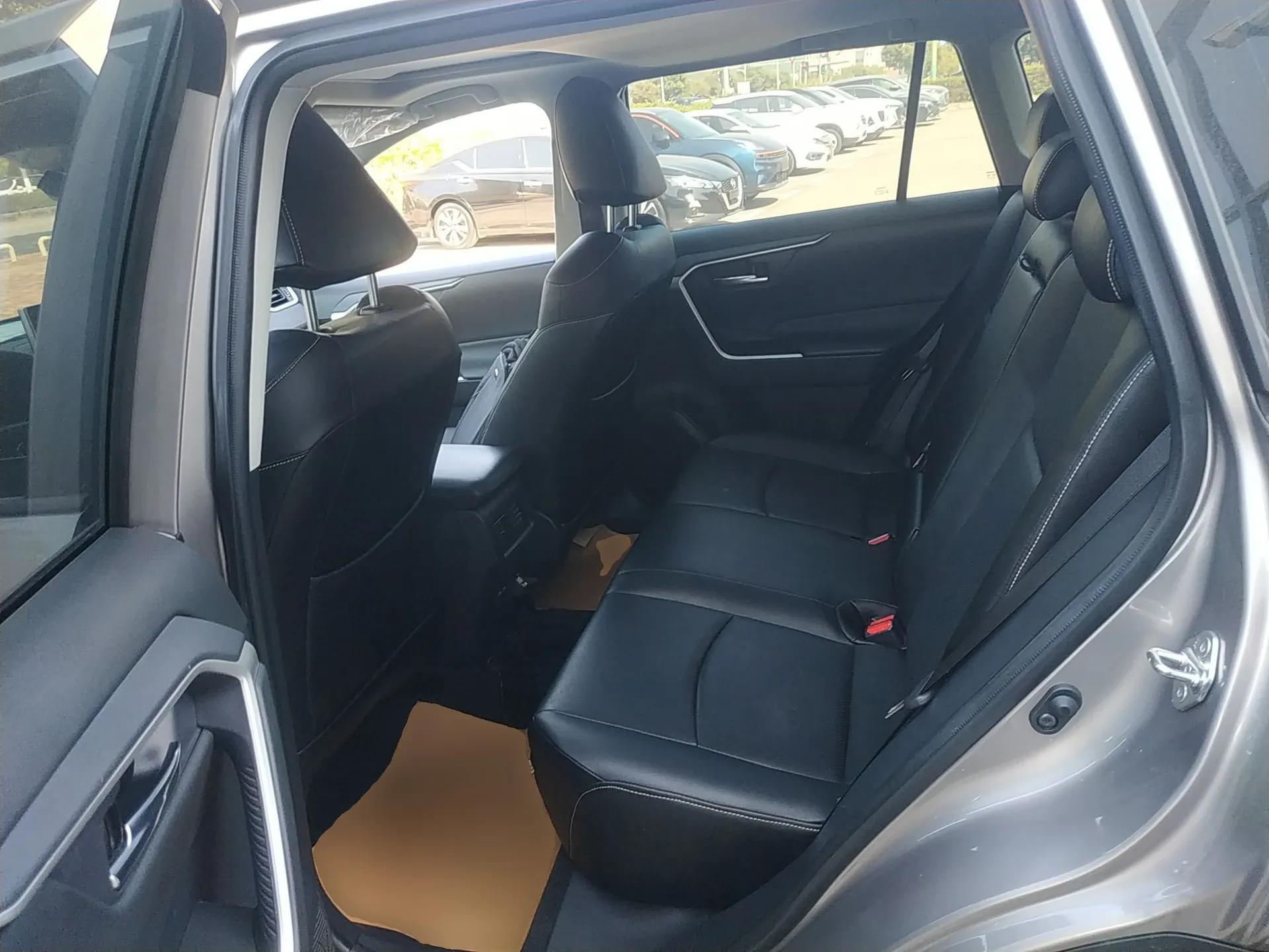 Toyota RAV4 2021 2.0L CVT Two-Wheel Drive Fashion Edition — миниатюра 20