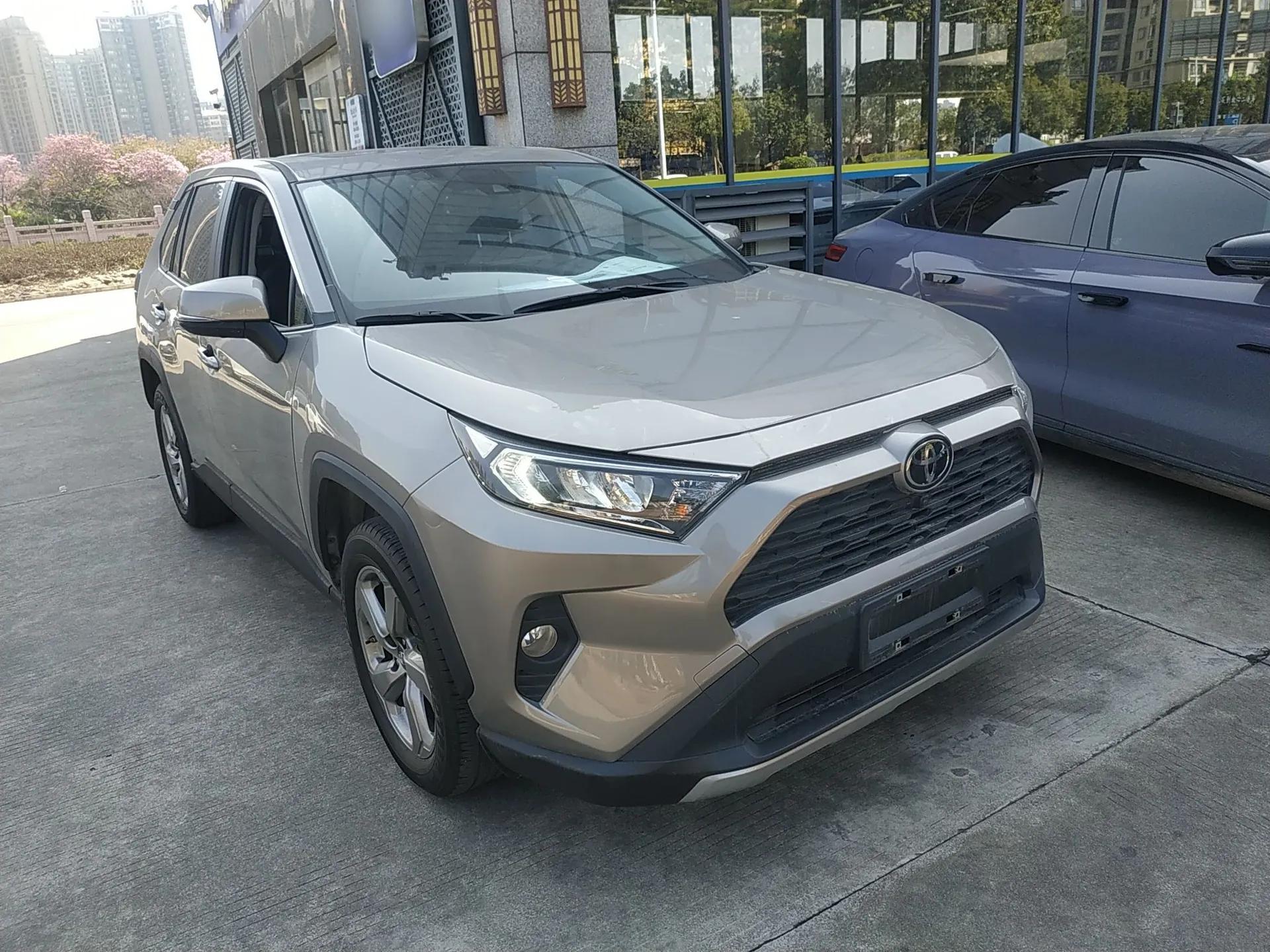Toyota RAV4 2021 2.0L CVT Two-Wheel Drive Fashion Edition — миниатюра 3