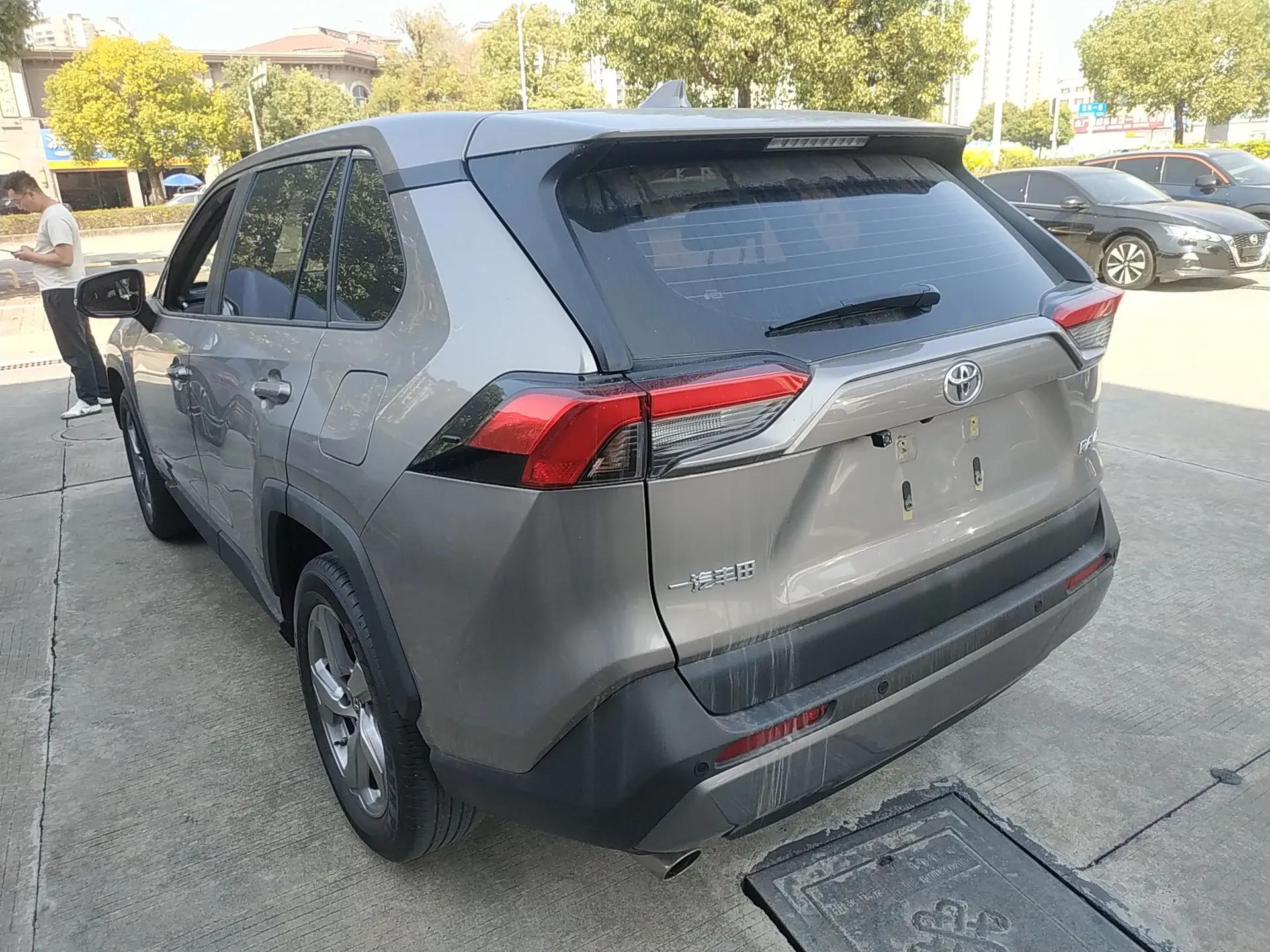 Toyota RAV4 2021 2.0L CVT Two-Wheel Drive Fashion Edition — миниатюра 4
