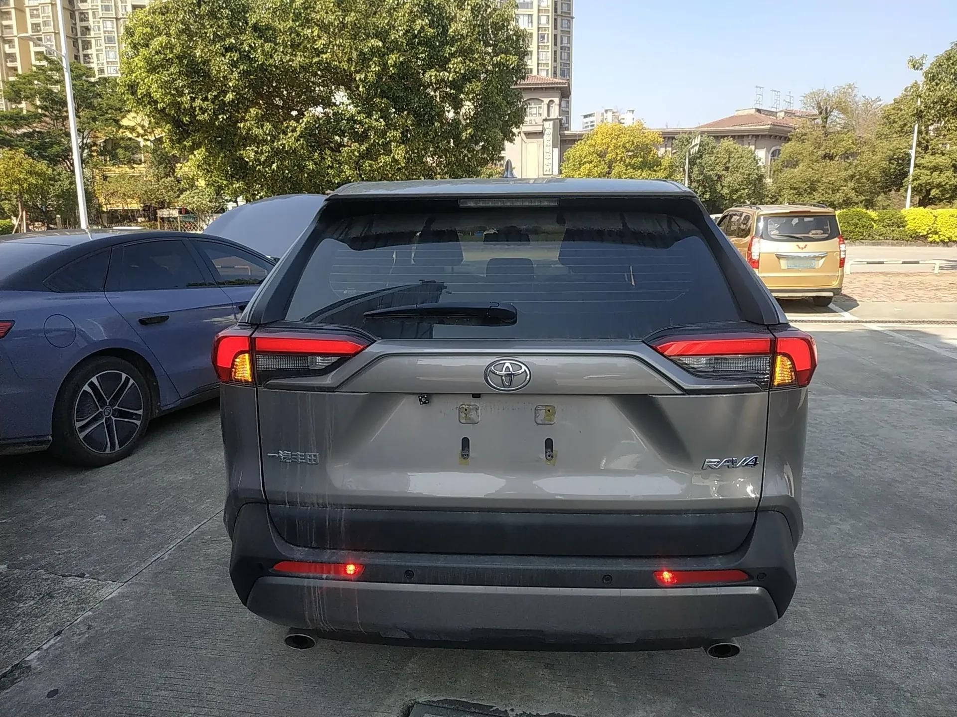 Toyota RAV4 2021 2.0L CVT Two-Wheel Drive Fashion Edition — миниатюра 5
