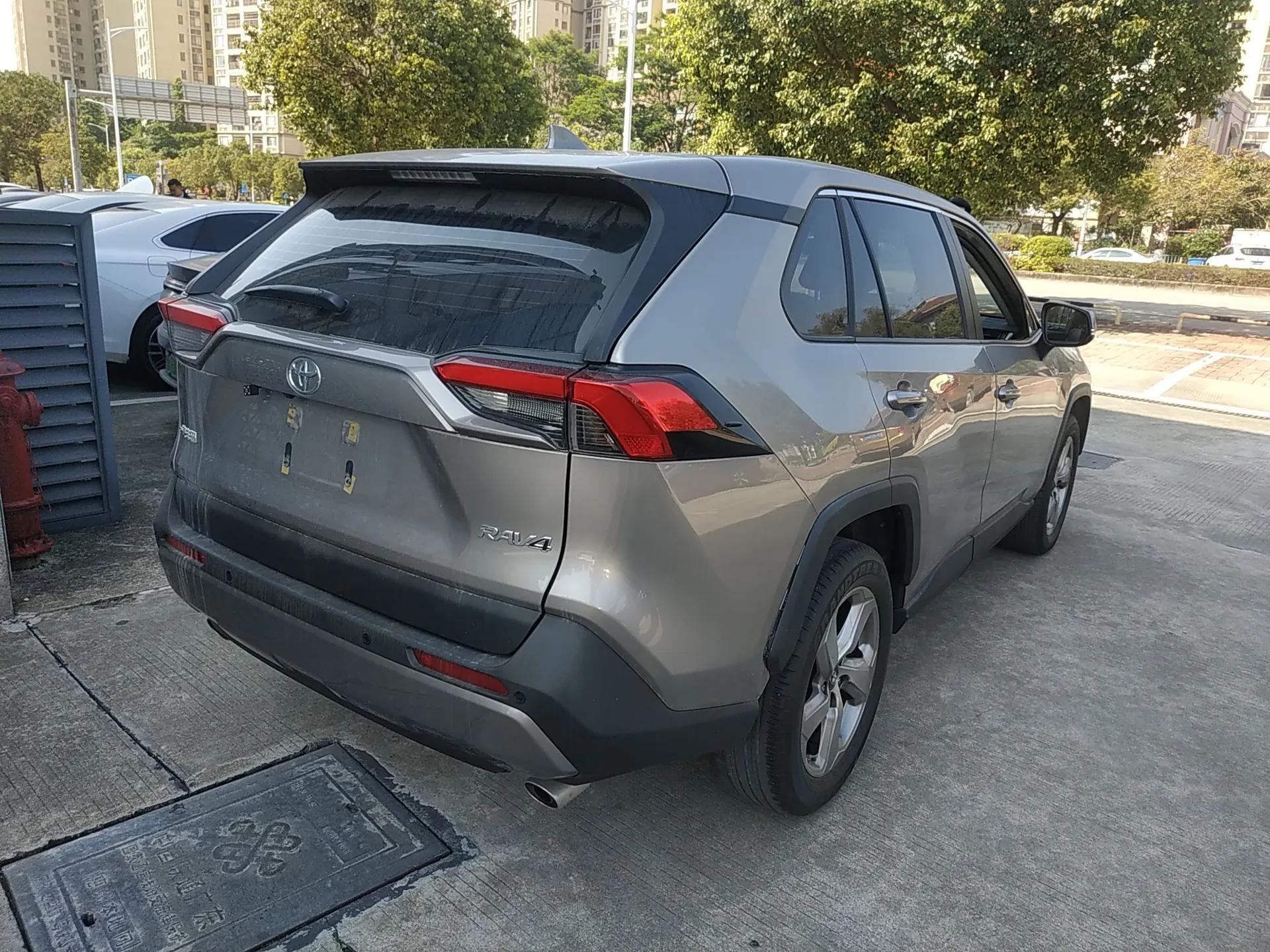 Toyota RAV4 2021 2.0L CVT Two-Wheel Drive Fashion Edition — миниатюра 6
