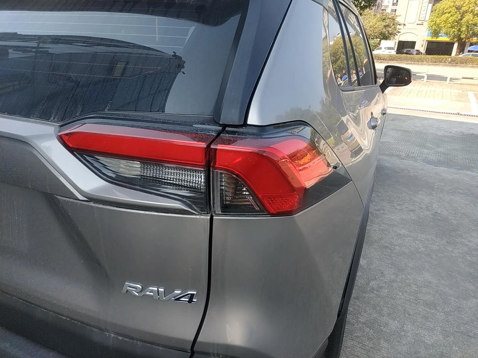 Toyota RAV4 2021 2.0L CVT Two-Wheel Drive Fashion Edition — миниатюра 7
