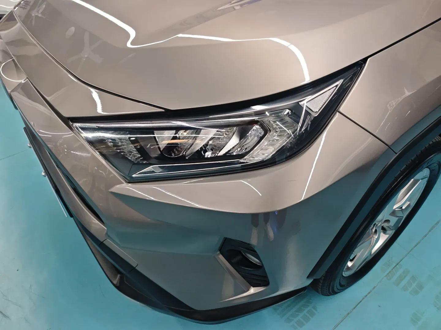 Toyota RAV4 2020 Dual-Engine 2.5L E-CVT Two-Wheel Drive Elite Edition — миниатюра 2