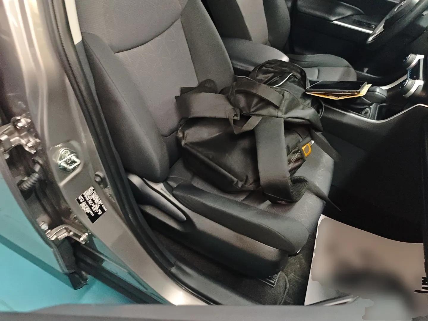 Toyota RAV4 2020 Dual-Engine 2.5L E-CVT Two-Wheel Drive Elite Edition — миниатюра 23