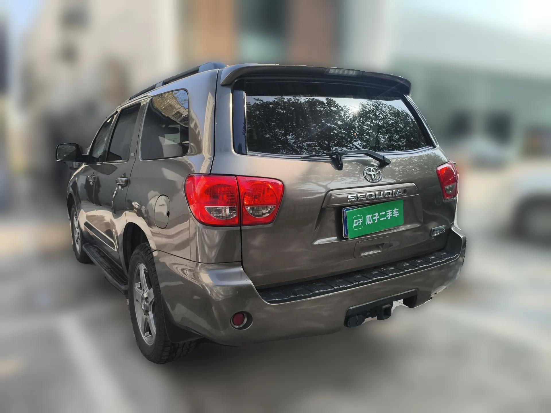 Toyota Sequoia  — миниатюра 4