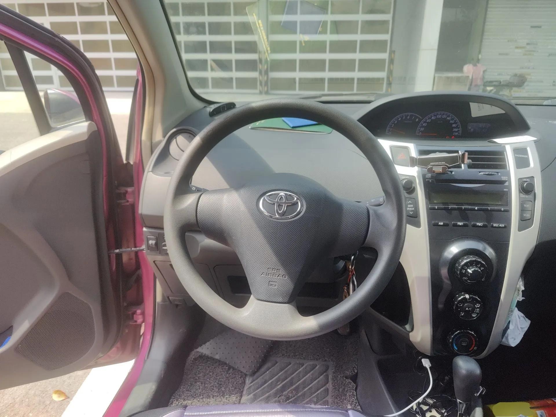 Toyota Yaris 2011 1.6E Automatic Charm Edition — миниатюра 11