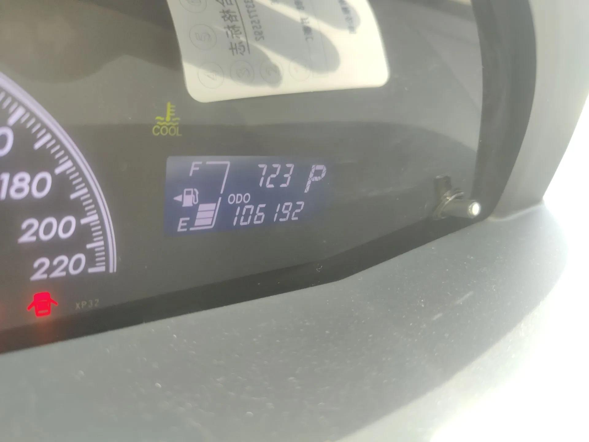 Toyota Yaris 2011 1.6E Automatic Charm Edition — миниатюра 13