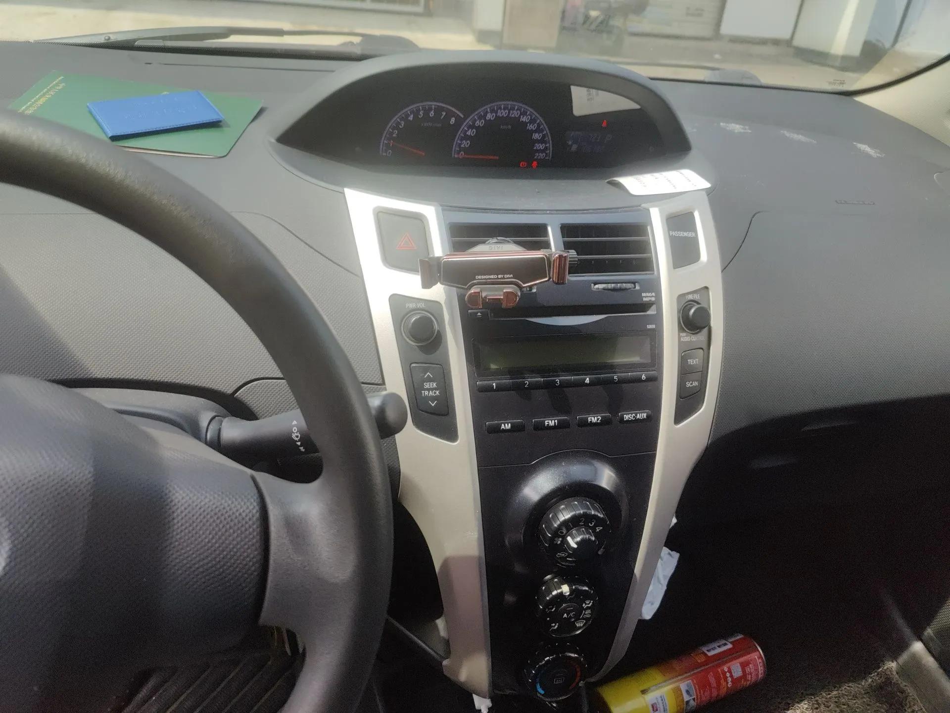Toyota Yaris 2011 1.6E Automatic Charm Edition — миниатюра 14