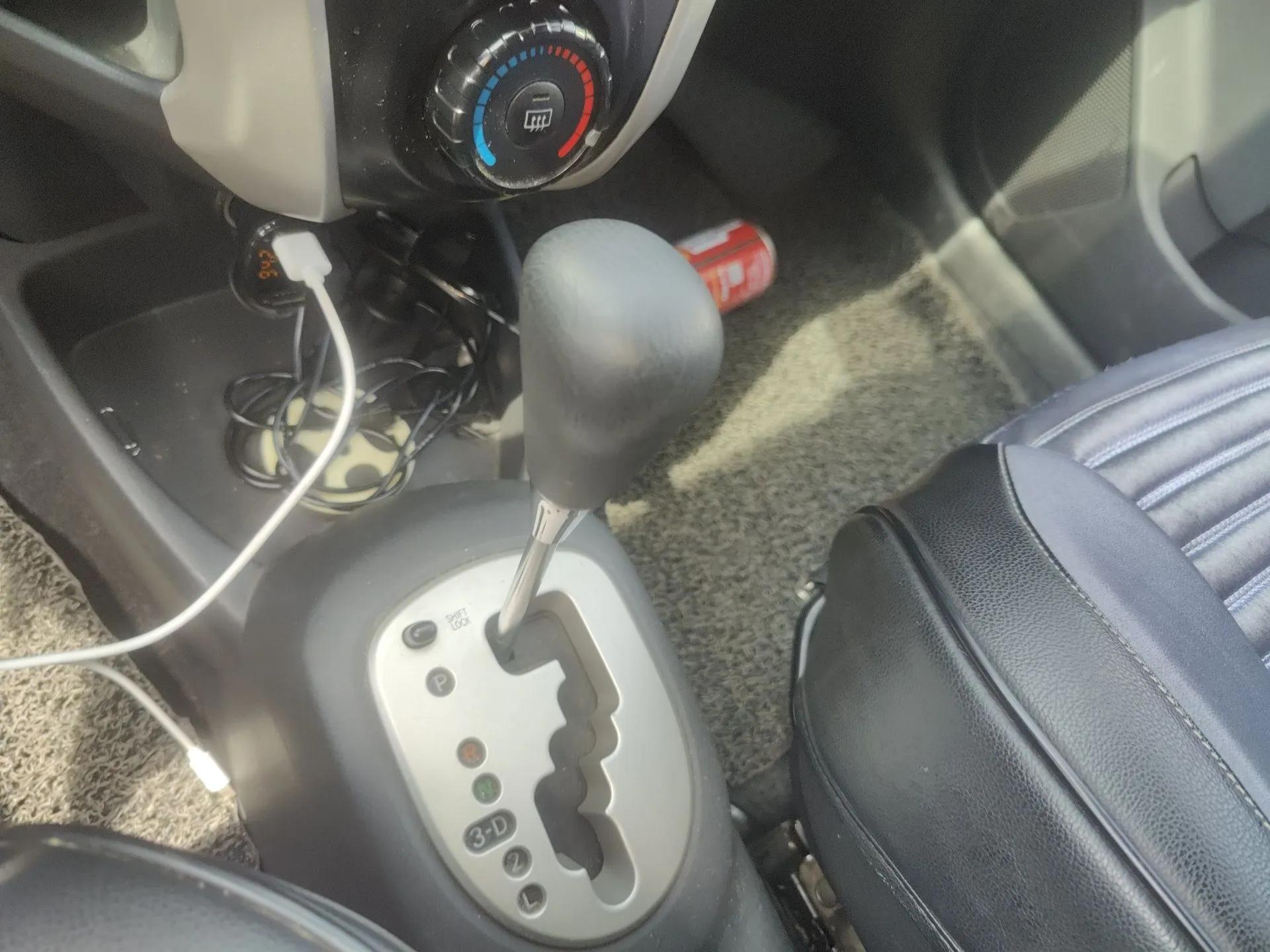 Toyota Yaris 2011 1.6E Automatic Charm Edition — миниатюра 15