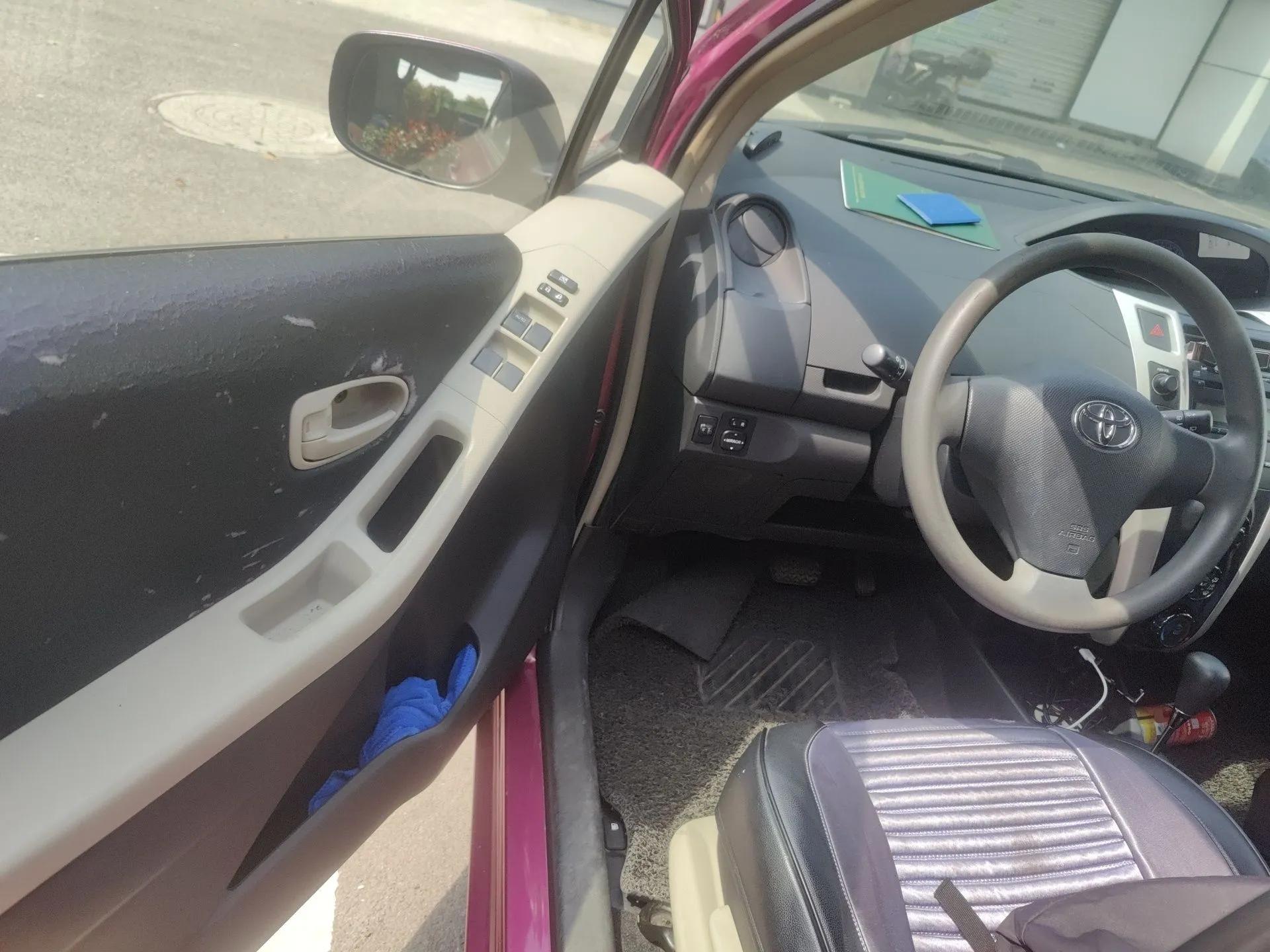 Toyota Yaris 2011 1.6E Automatic Charm Edition — миниатюра 17