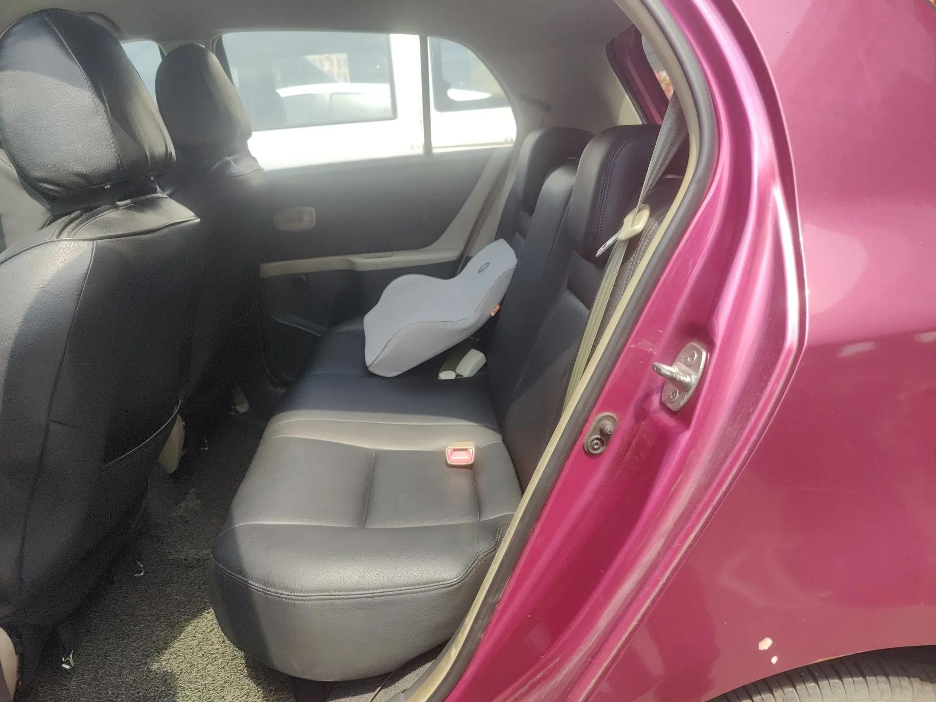 Toyota Yaris 2011 1.6E Automatic Charm Edition — миниатюра 18