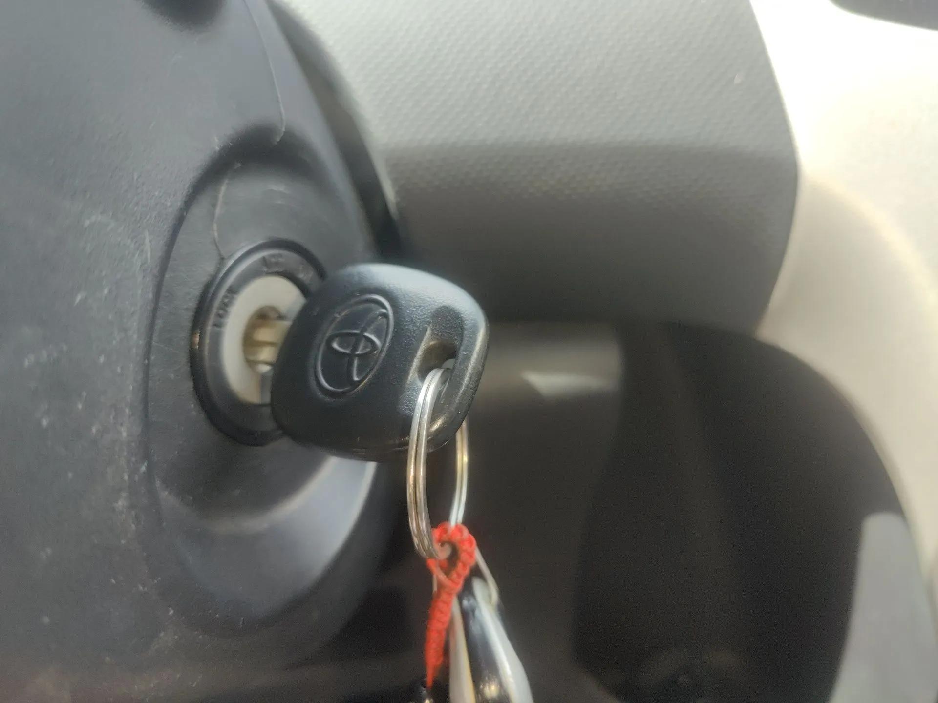 Toyota Yaris 2011 1.6E Automatic Charm Edition — миниатюра 9