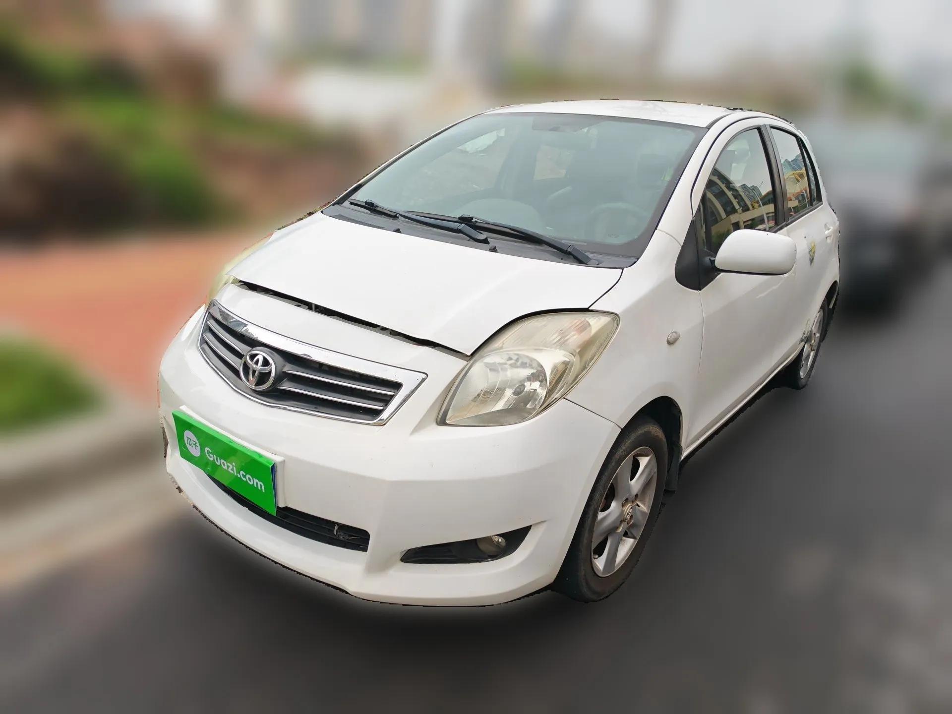 Toyota Yaris 2011 1.6E Automatic Charm Edition — миниатюра 1