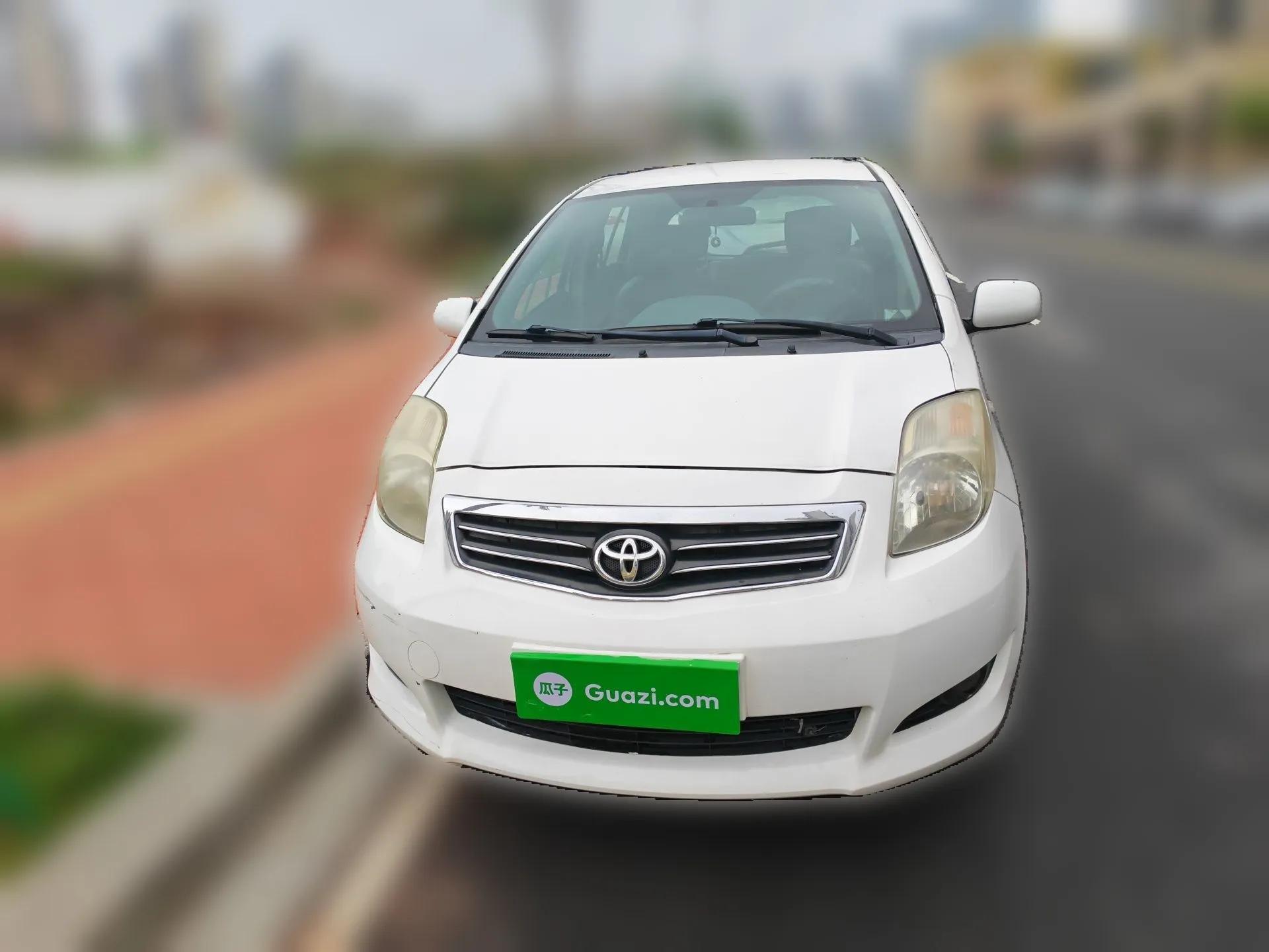 Toyota Yaris 2011 1.6E Automatic Charm Edition — миниатюра 2