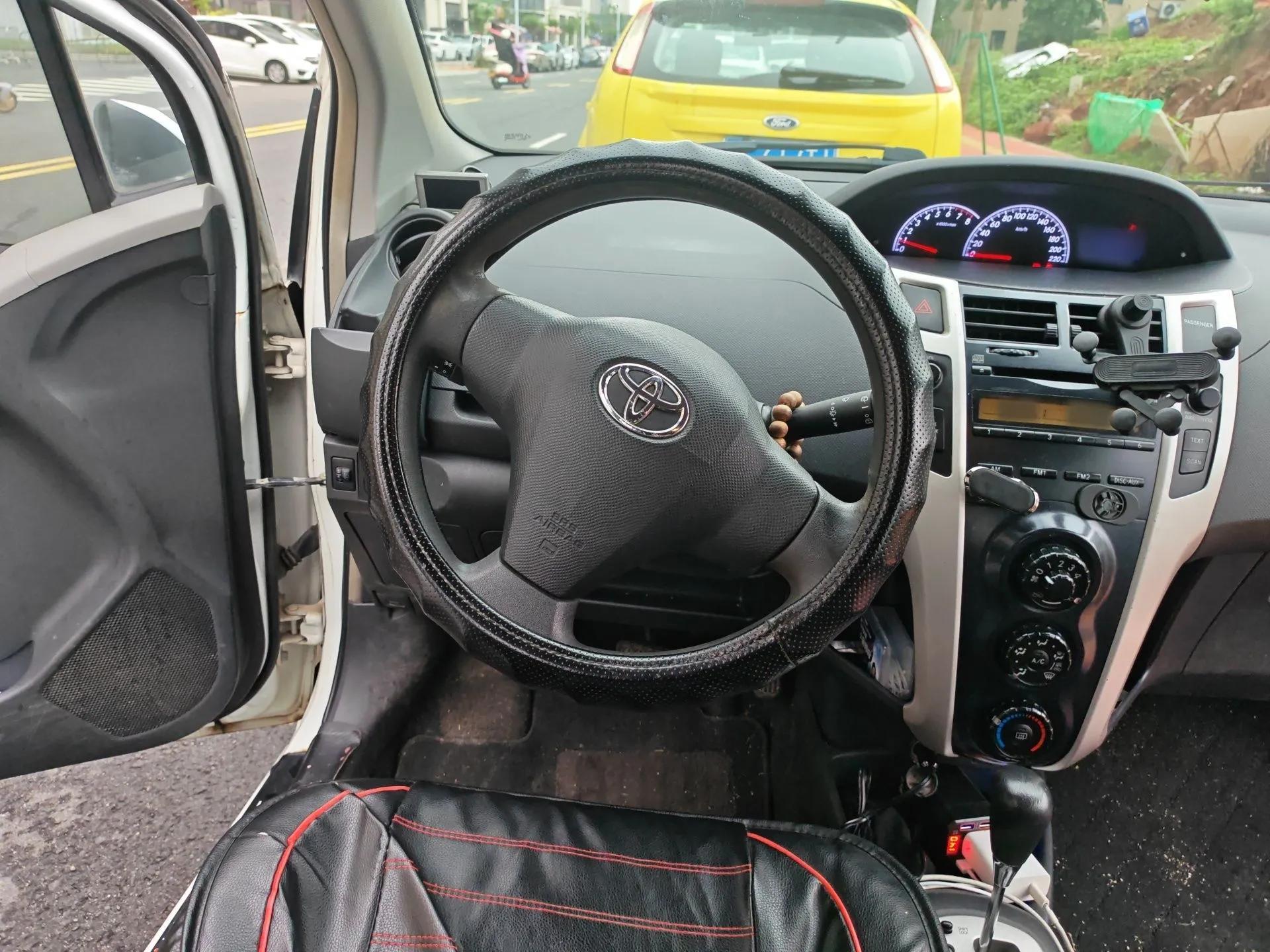 Toyota Yaris 2011 1.6E Automatic Charm Edition — миниатюра 11