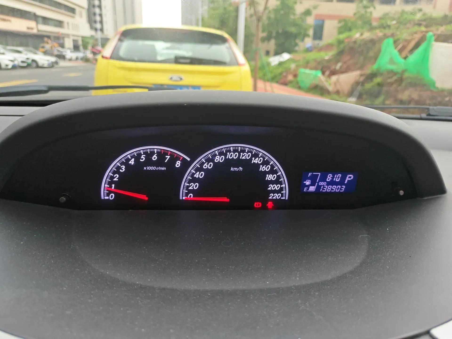 Toyota Yaris 2011 1.6E Automatic Charm Edition — миниатюра 12