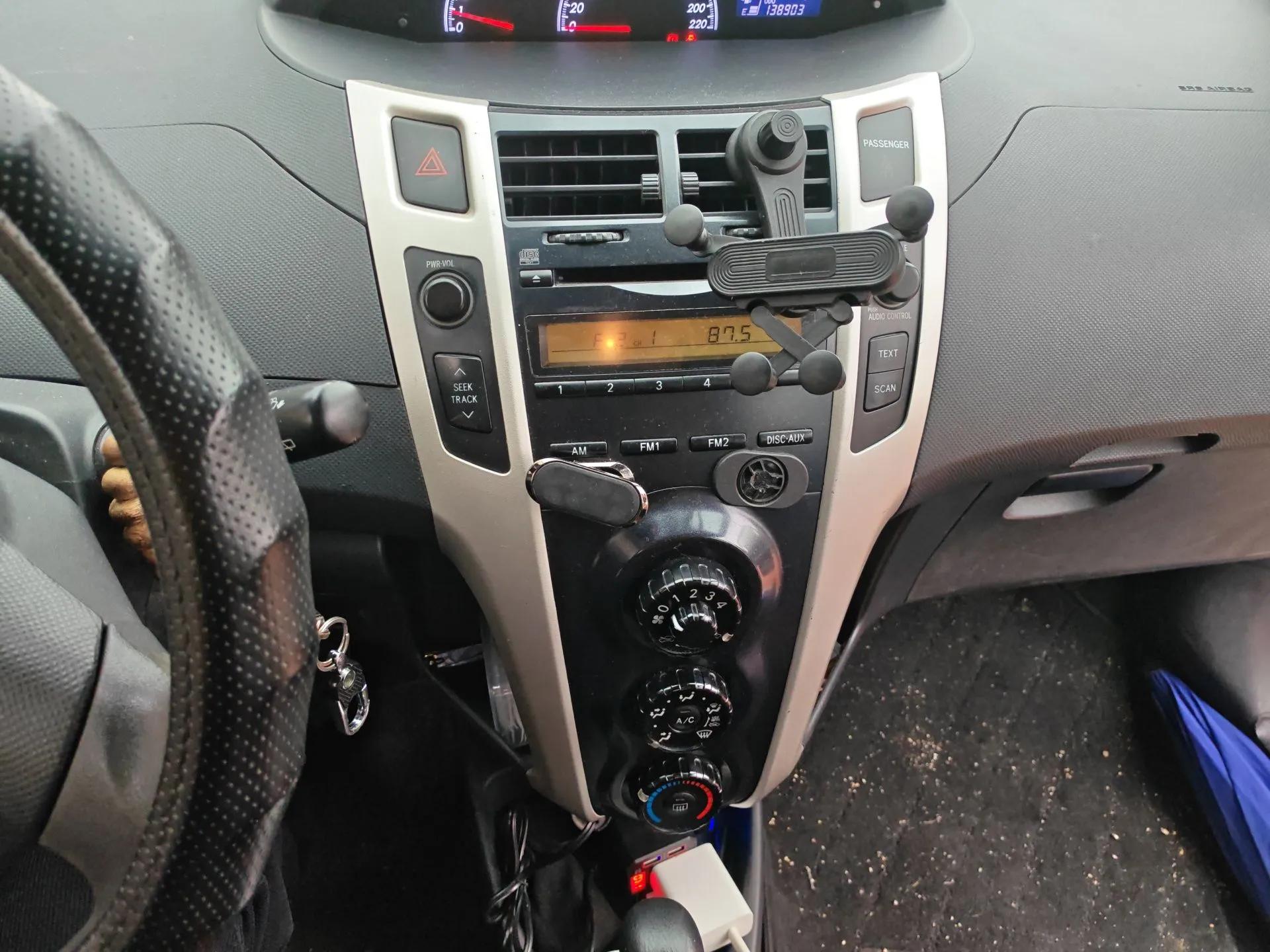 Toyota Yaris 2011 1.6E Automatic Charm Edition — миниатюра 14