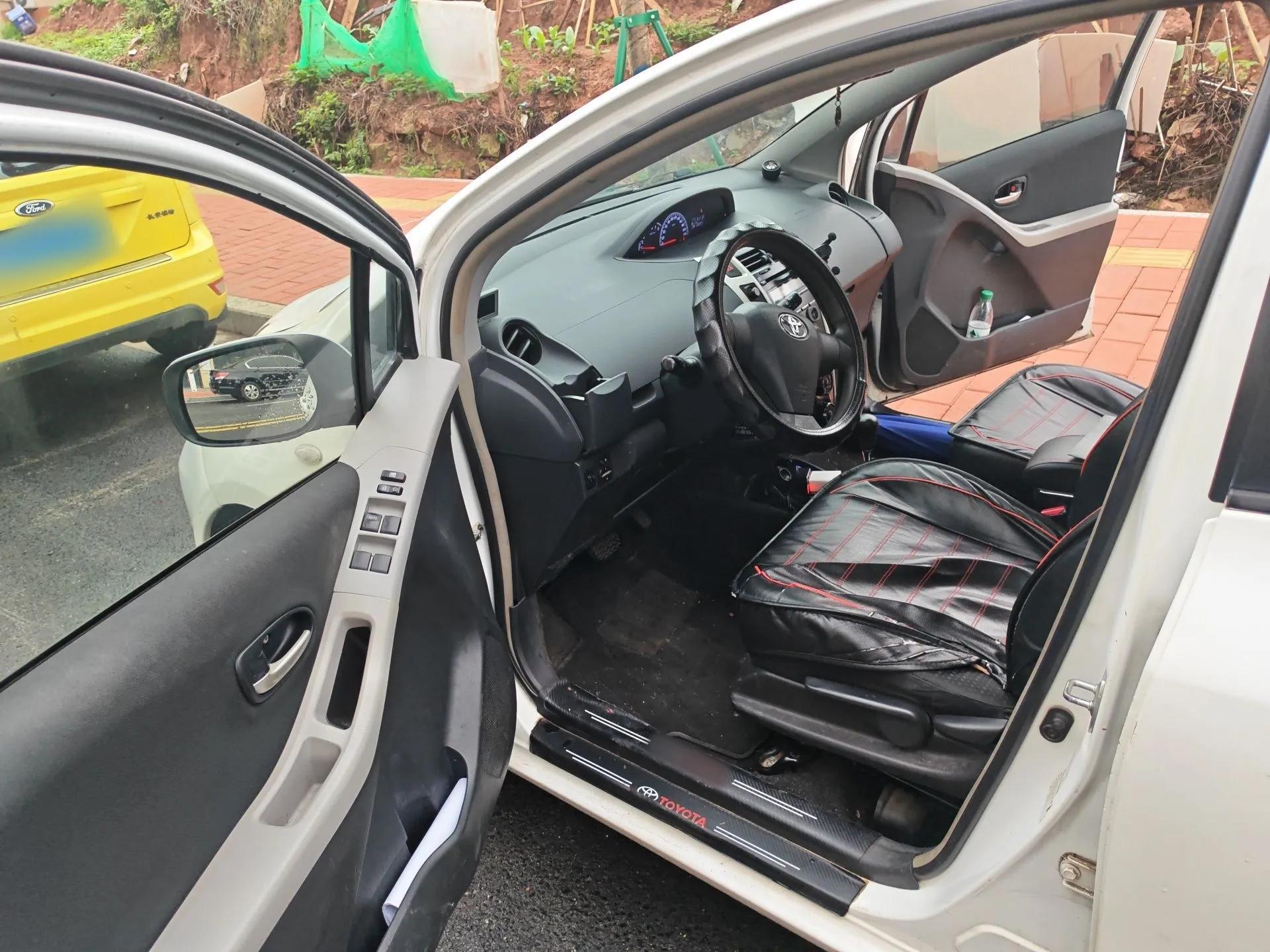 Toyota Yaris 2011 1.6E Automatic Charm Edition — миниатюра 17